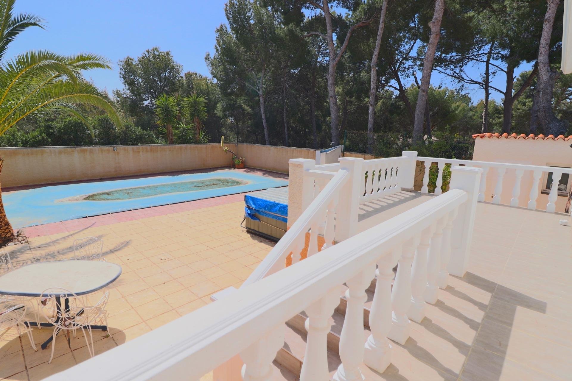 Gelijkvloerse villa met privézwembad en dubbele garage in La Nucía, nabij Benidorm