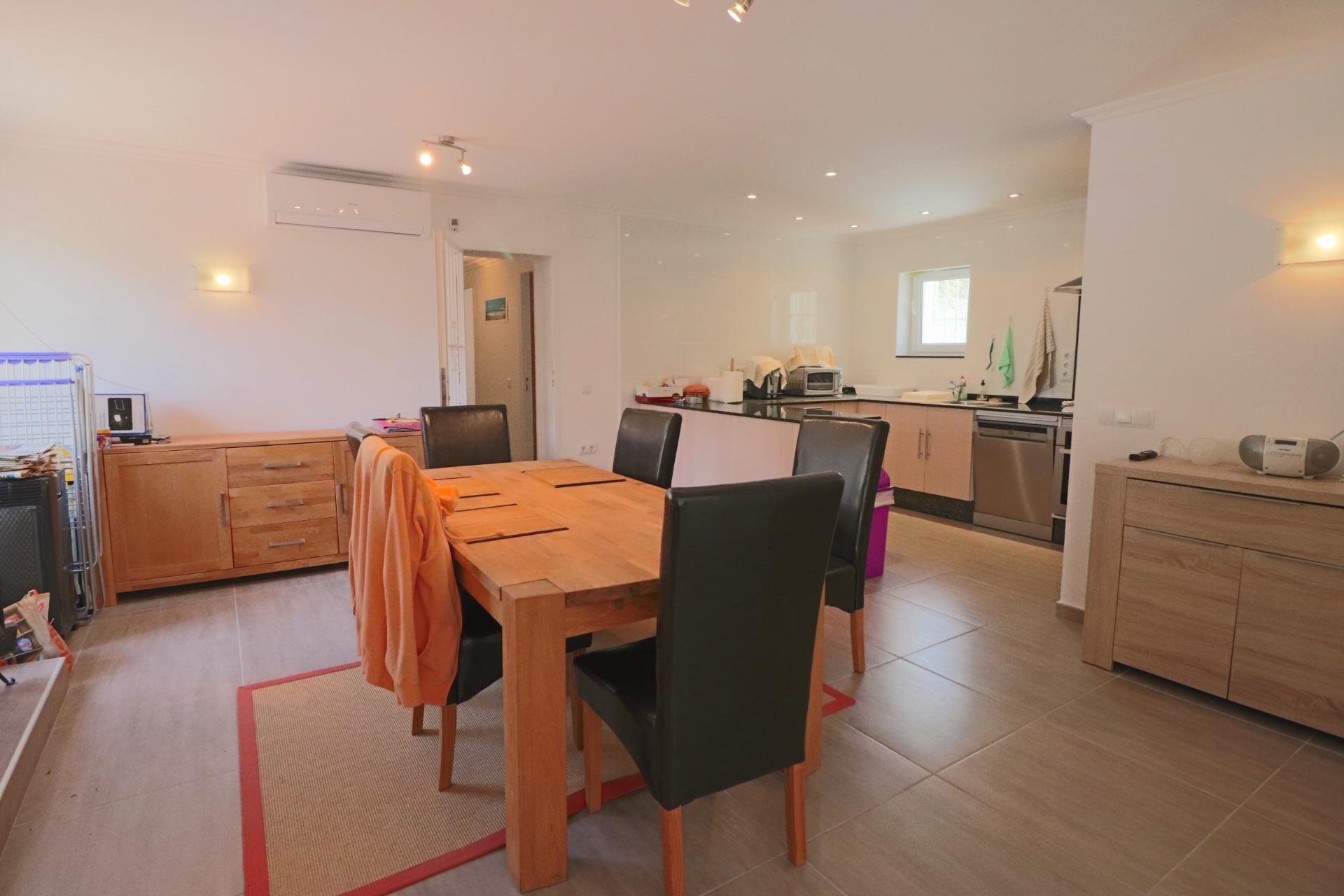 Gelijkvloerse villa met privézwembad en dubbele garage in La Nucía, nabij Benidorm