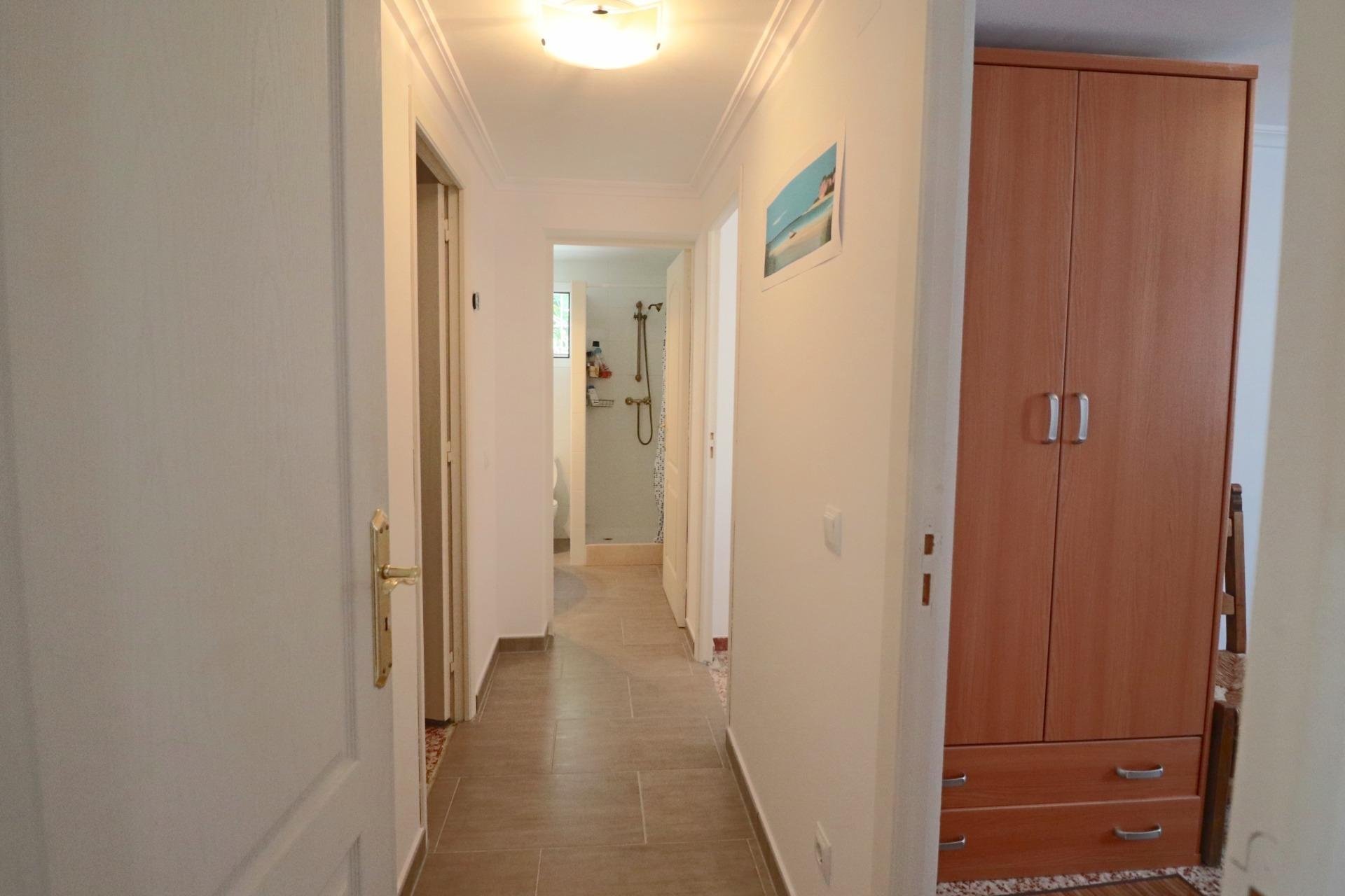 Gelijkvloerse villa met privézwembad en dubbele garage in La Nucía, nabij Benidorm