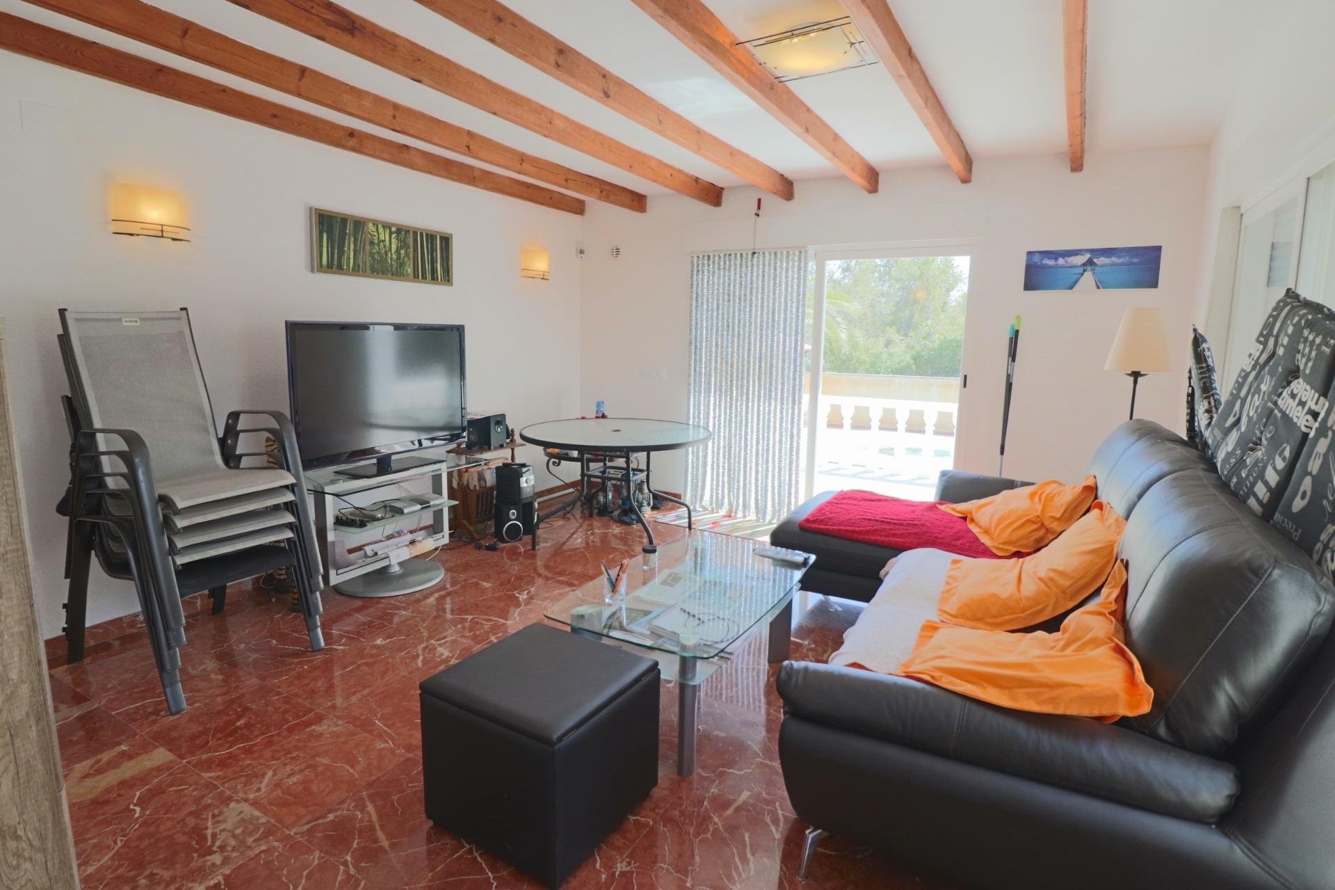 Gelijkvloerse villa met privézwembad en dubbele garage in La Nucía, nabij Benidorm