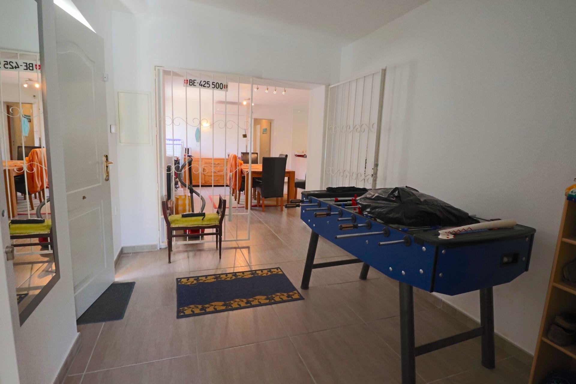 Gelijkvloerse villa met privézwembad en dubbele garage in La Nucía, nabij Benidorm