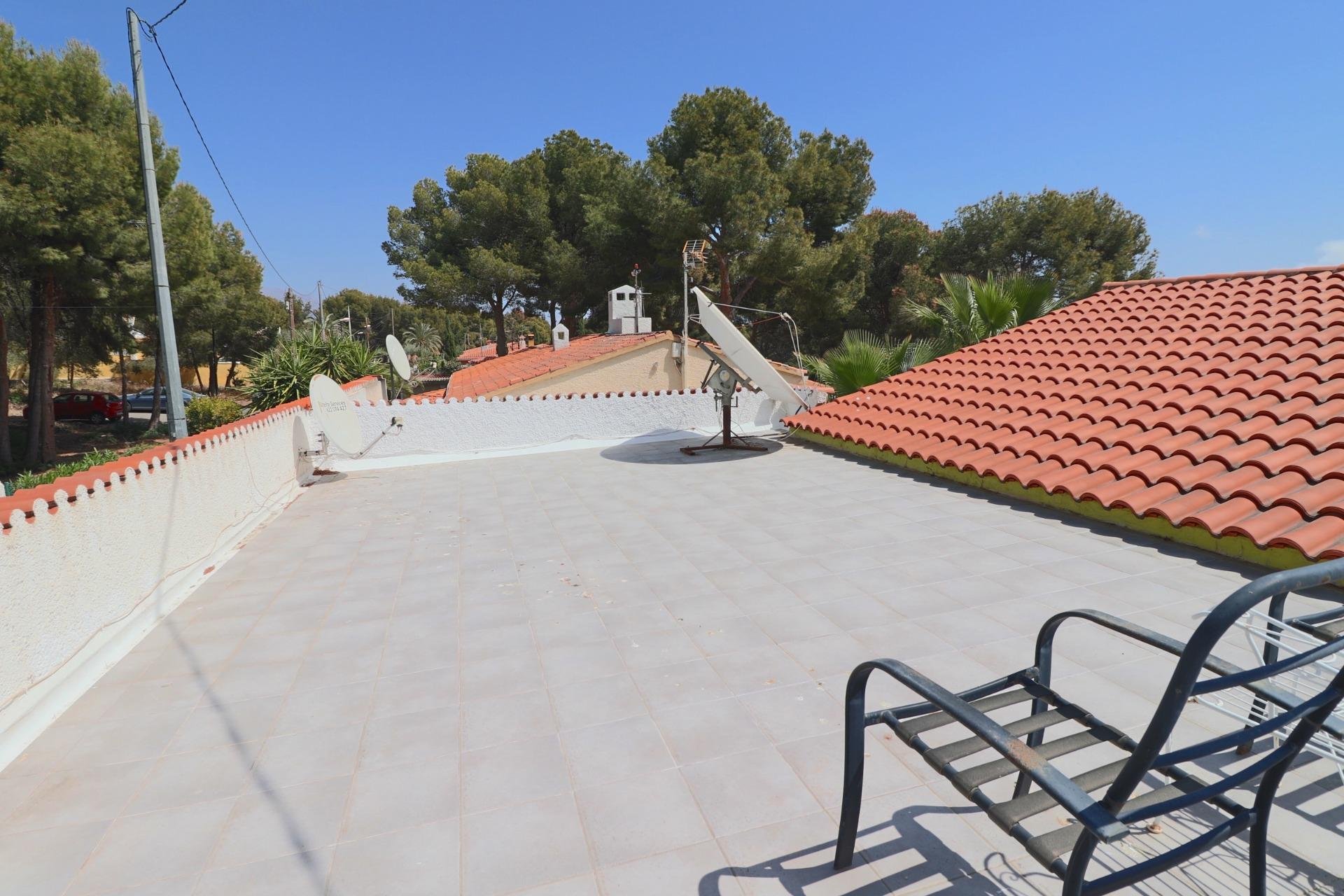 Gelijkvloerse villa met privézwembad en dubbele garage in La Nucía, nabij Benidorm