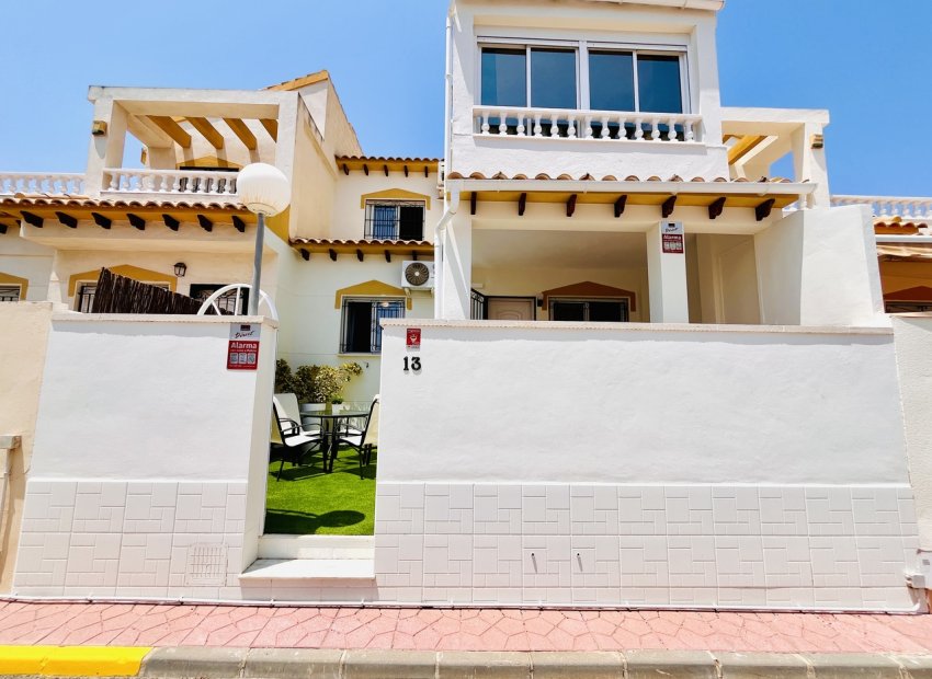 Gerenoveerde 3-slaapkamer townhouse Playa Flamenca met zwembad