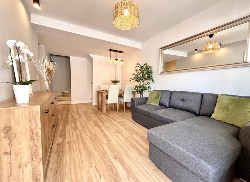 Gerenoveerde 3-slaapkamer townhouse Playa Flamenca met zwembad