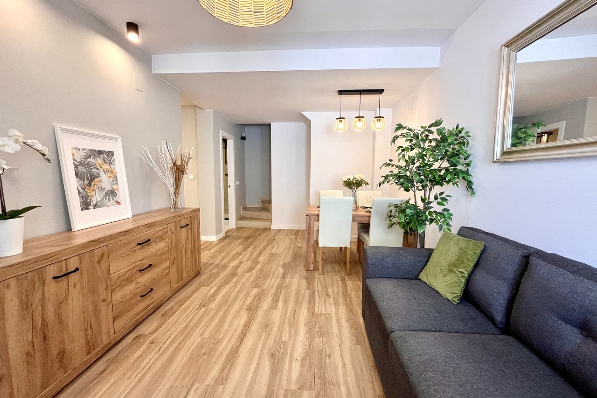 Gerenoveerde 3-slaapkamer townhouse Playa Flamenca met zwembad