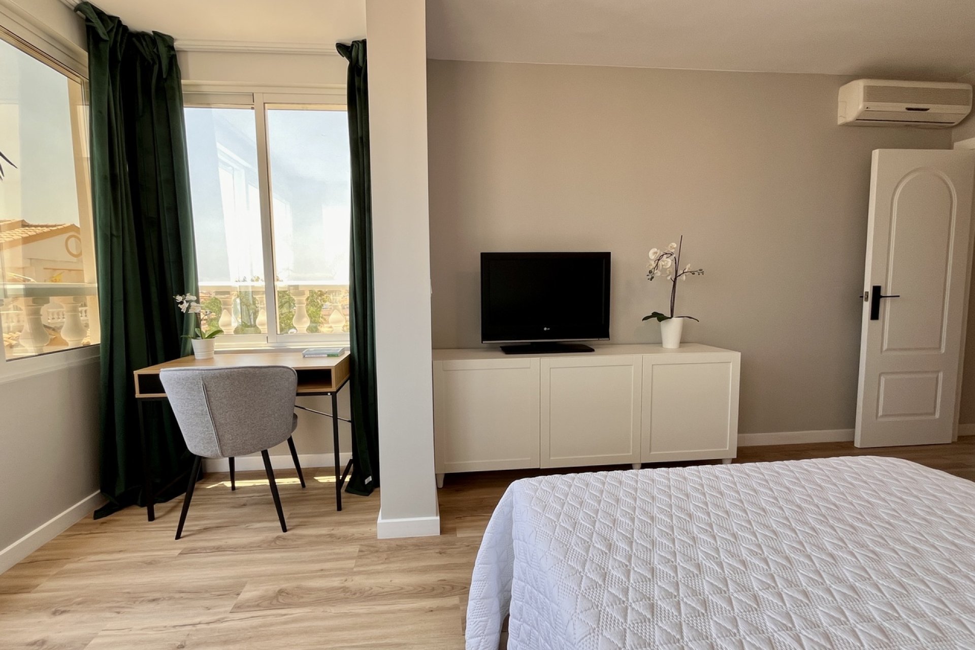 Gerenoveerde 3-slaapkamer townhouse Playa Flamenca met zwembad