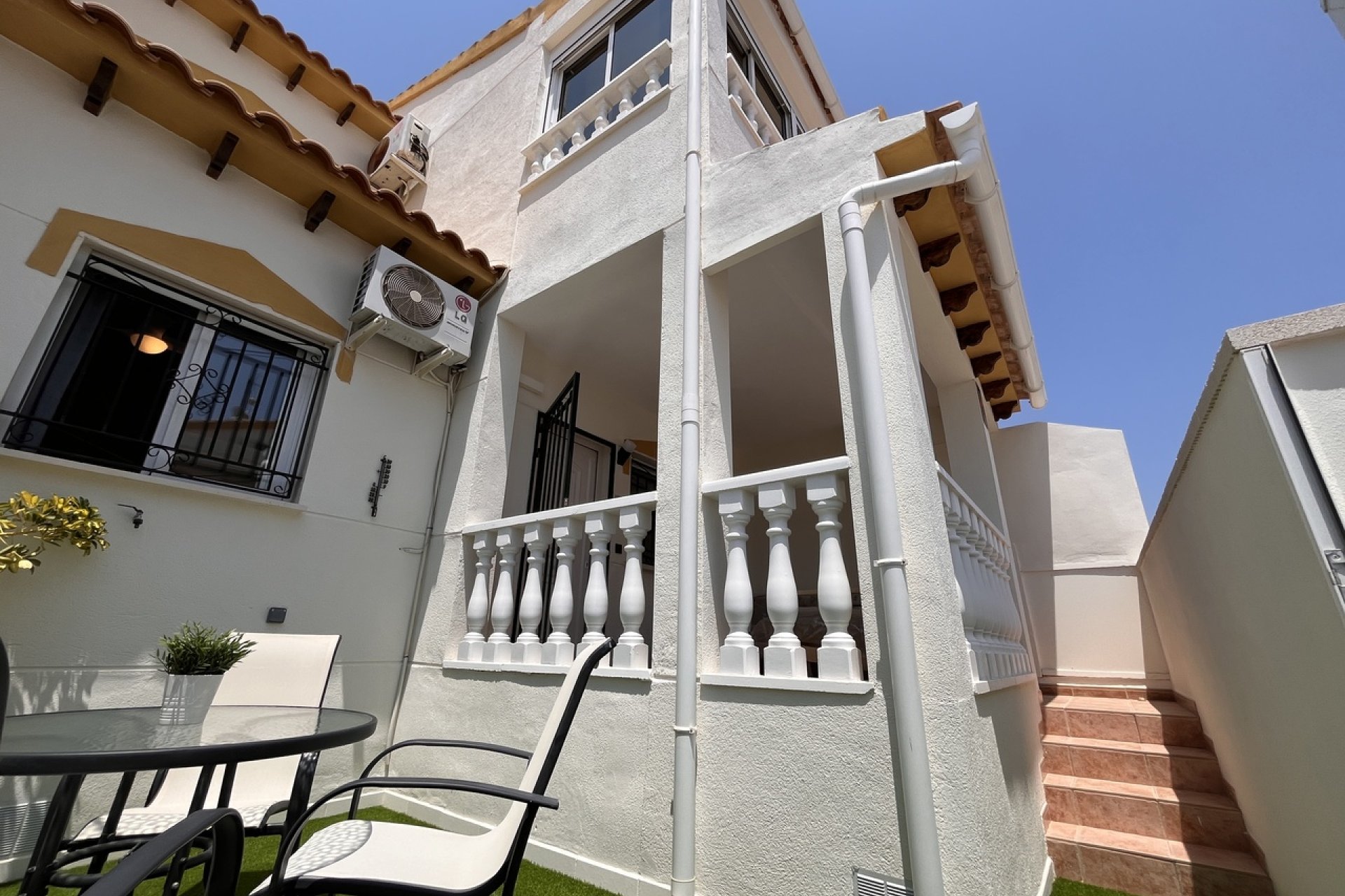 Gerenoveerde 3-slaapkamer townhouse Playa Flamenca met zwembad