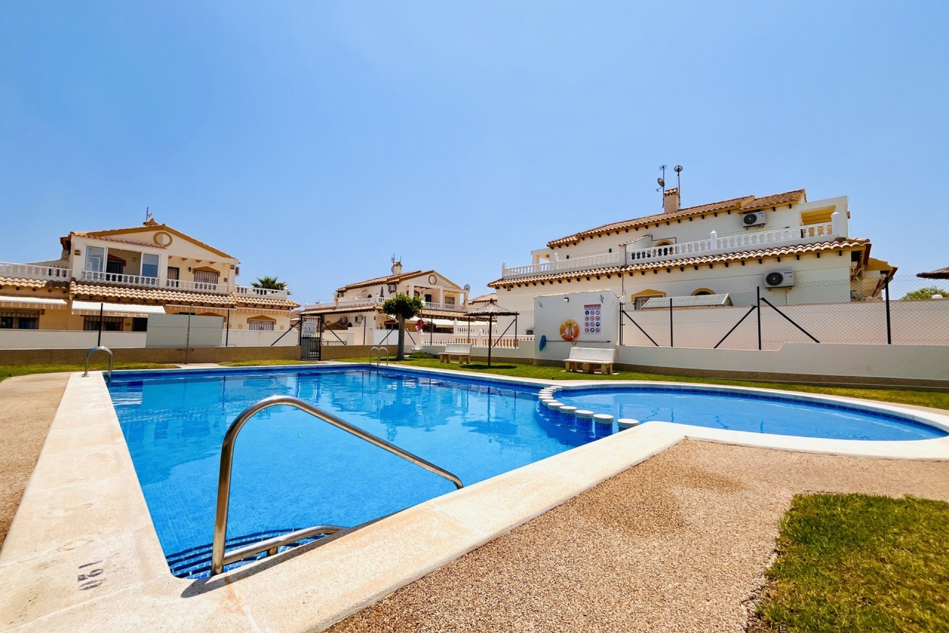 Gerenoveerde 3-slaapkamer townhouse Playa Flamenca met zwembad