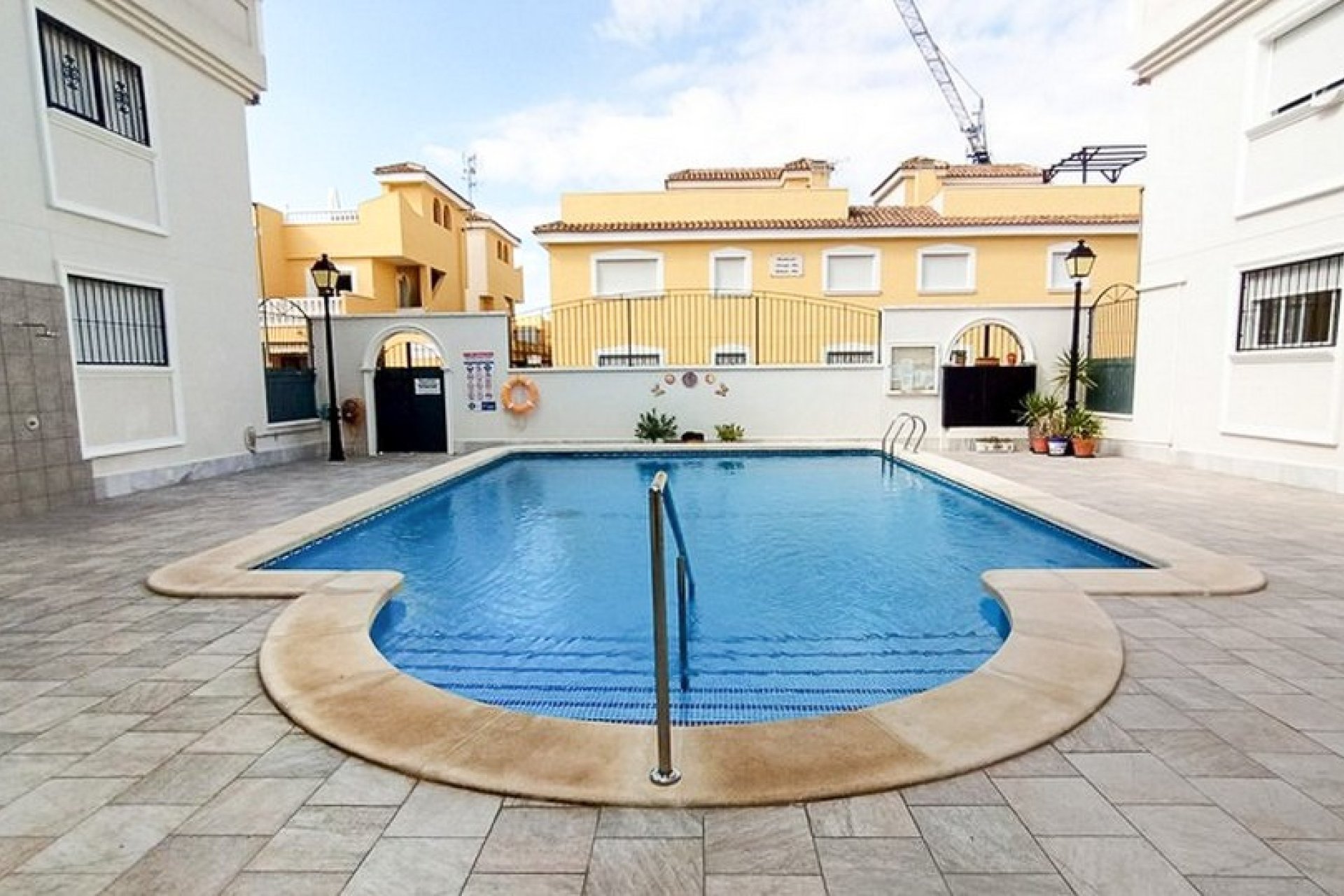 Ground-floor 2-bedroom apartment with a pool and parking garage in Formentera del Segura