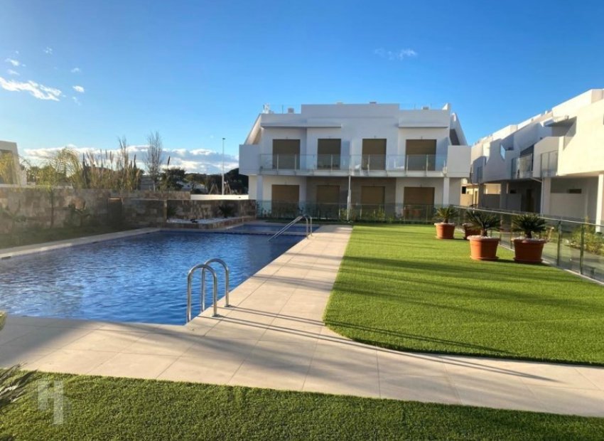 Ground-floor 2-bedroom apartment with a terrace and a pool in Pilar de la Horadada