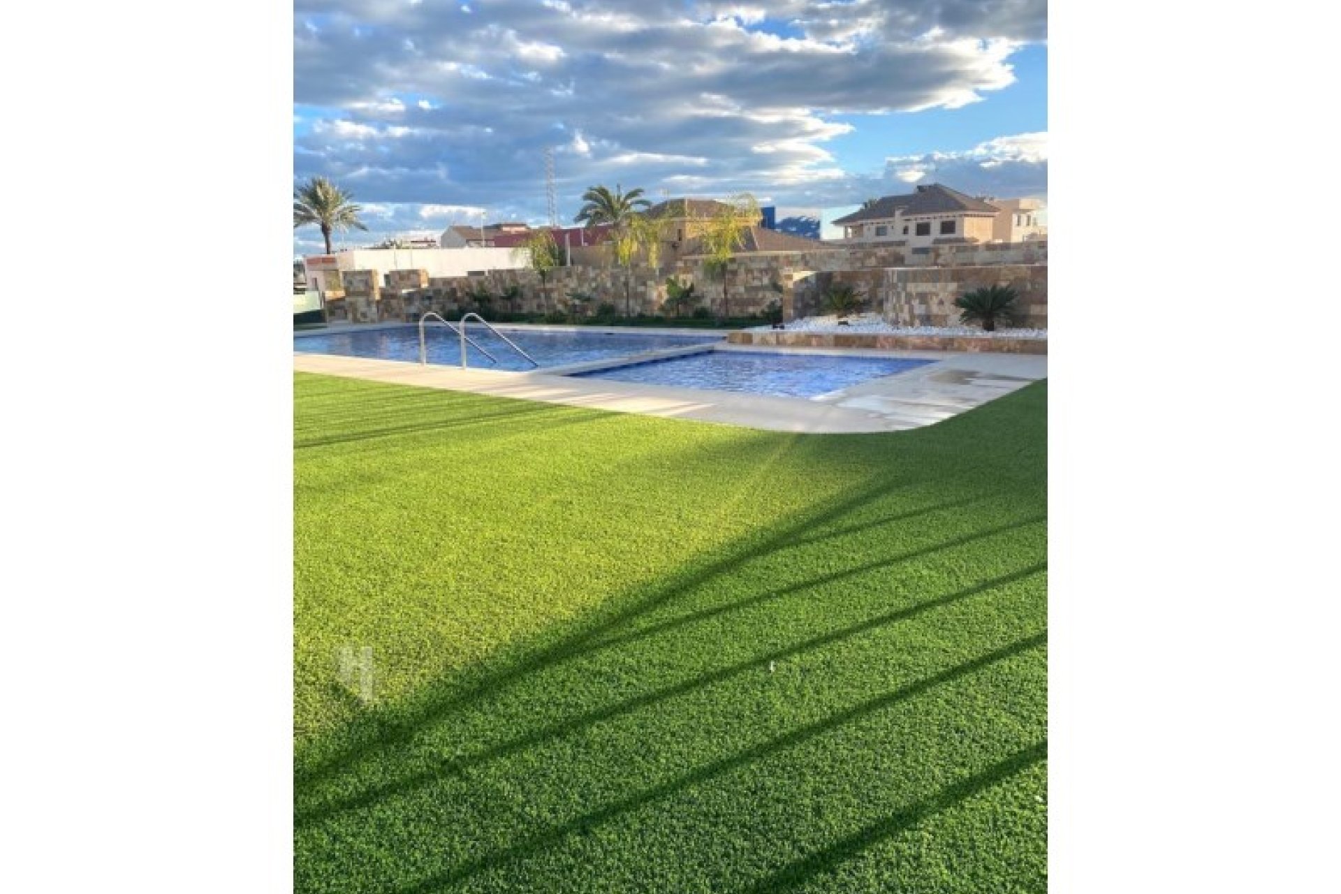 Ground-floor 2-bedroom apartment with a terrace and a pool in Pilar de la Horadada