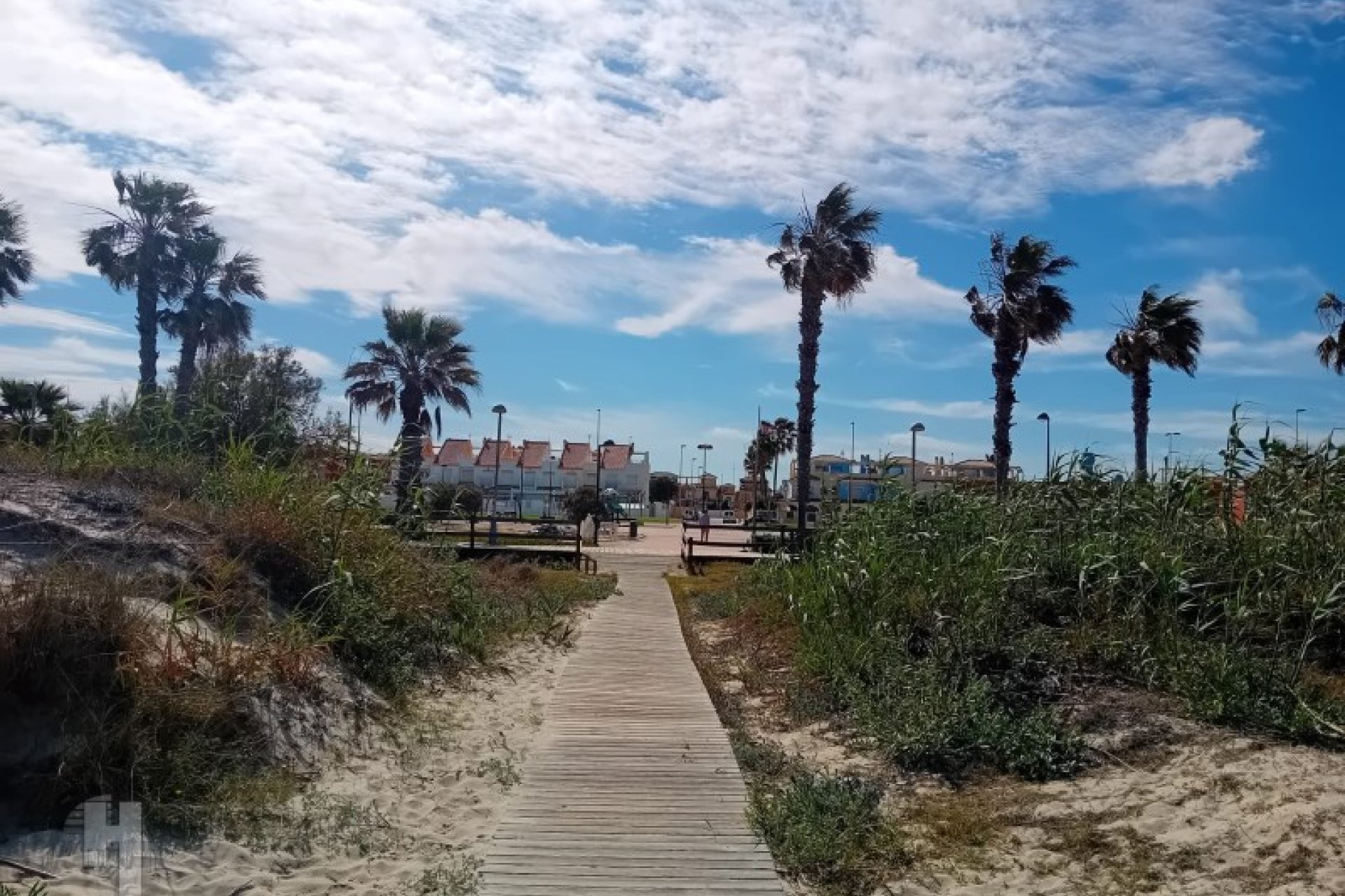 Ground-floor 2-bedroom apartment with a terrace and a pool in Pilar de la Horadada