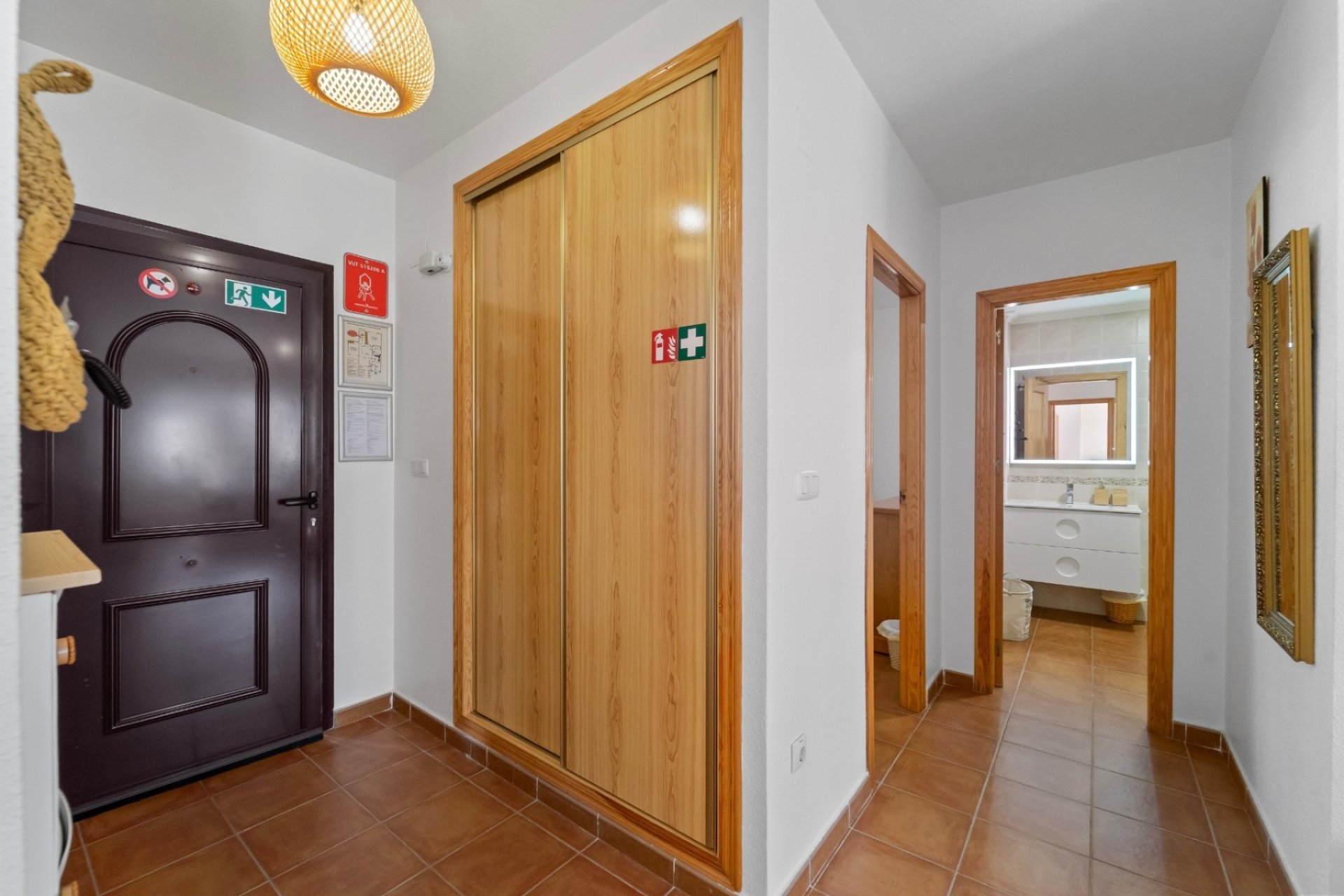 Ground-floor apartment in Torrevieja with pool and parking