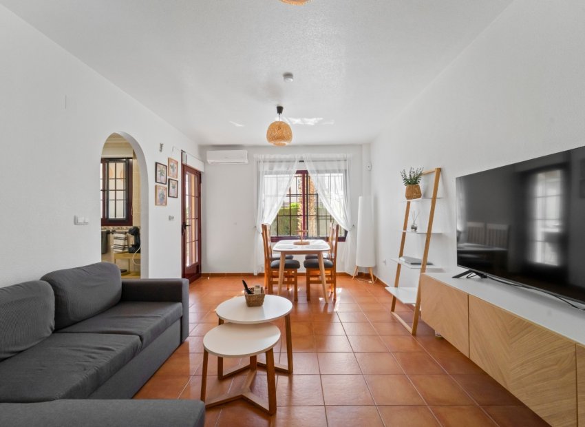 Ground-floor apartment in Torrevieja with pool and parking