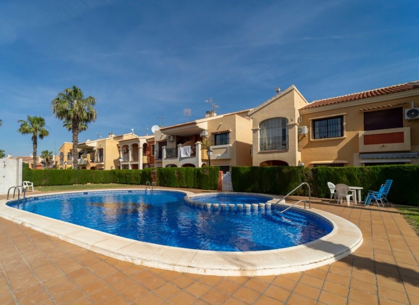 Ground-floor apartment in Torrevieja with pool and parking