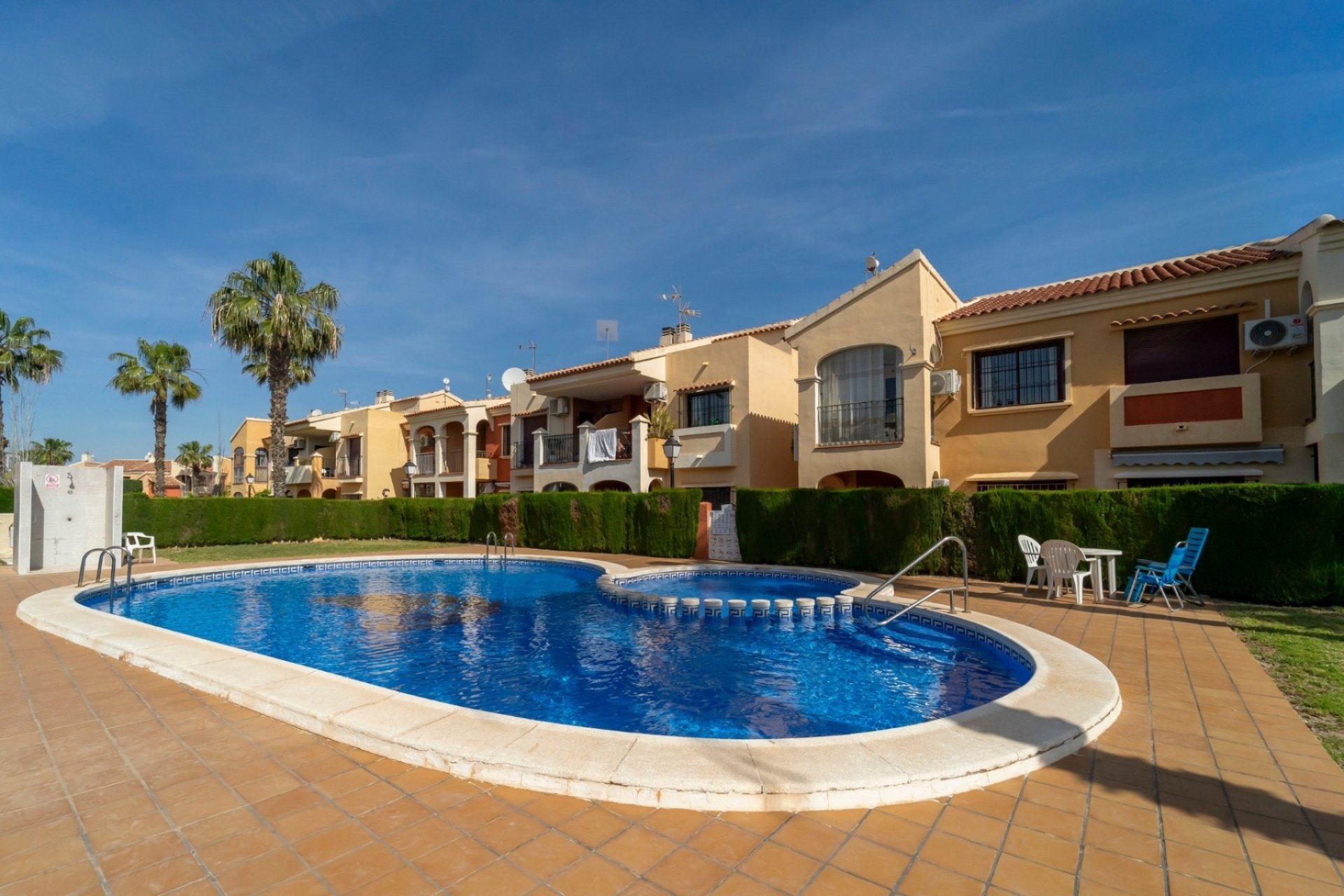 Ground-floor apartment in Torrevieja with pool and parking