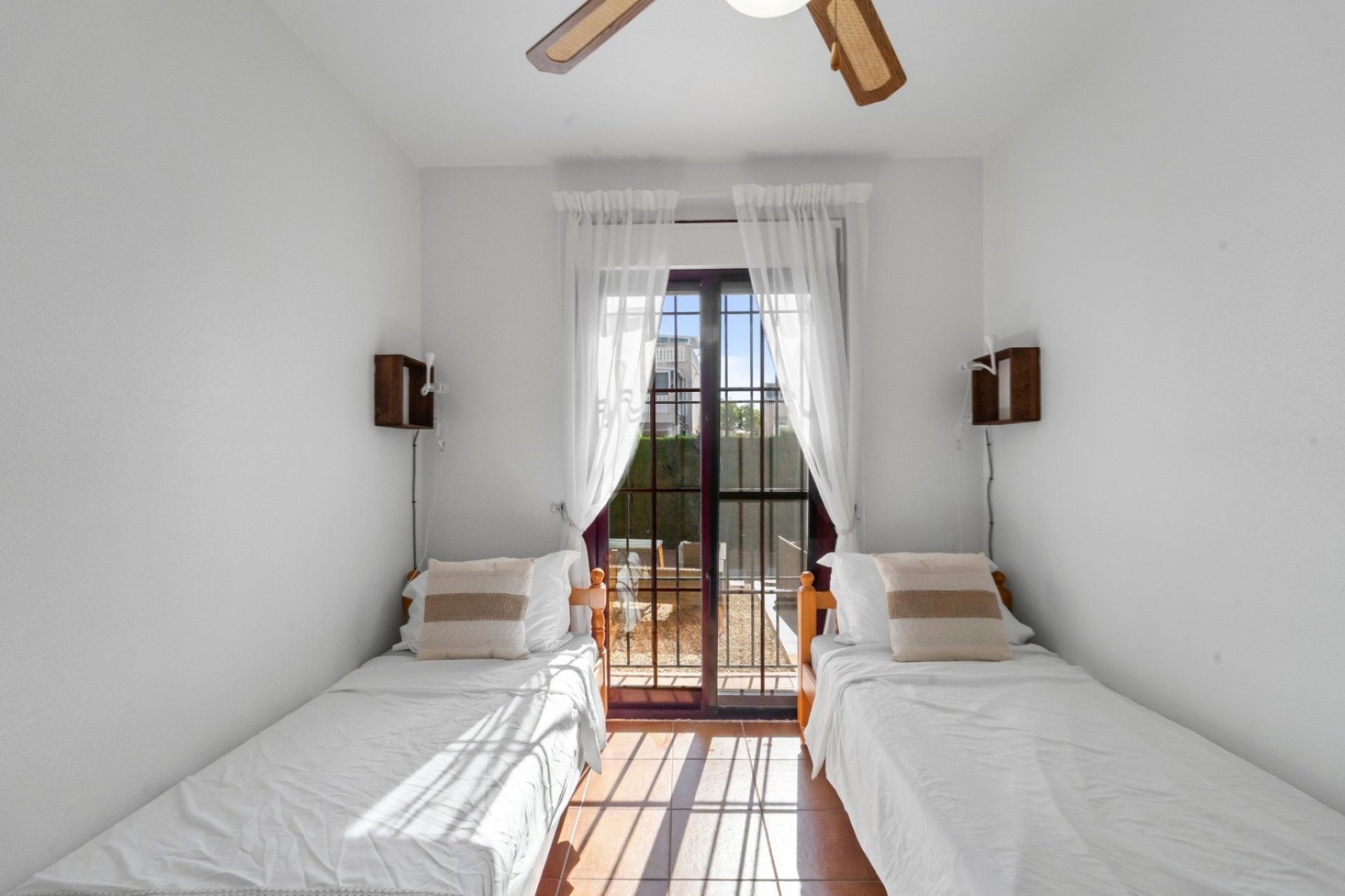 Ground-floor apartment in Torrevieja with pool and parking