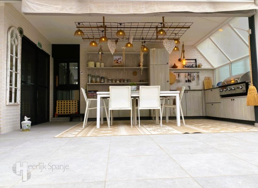 Ground-floor apartment with a 290-square-meter terrace near the beach in Guardamar del Segura