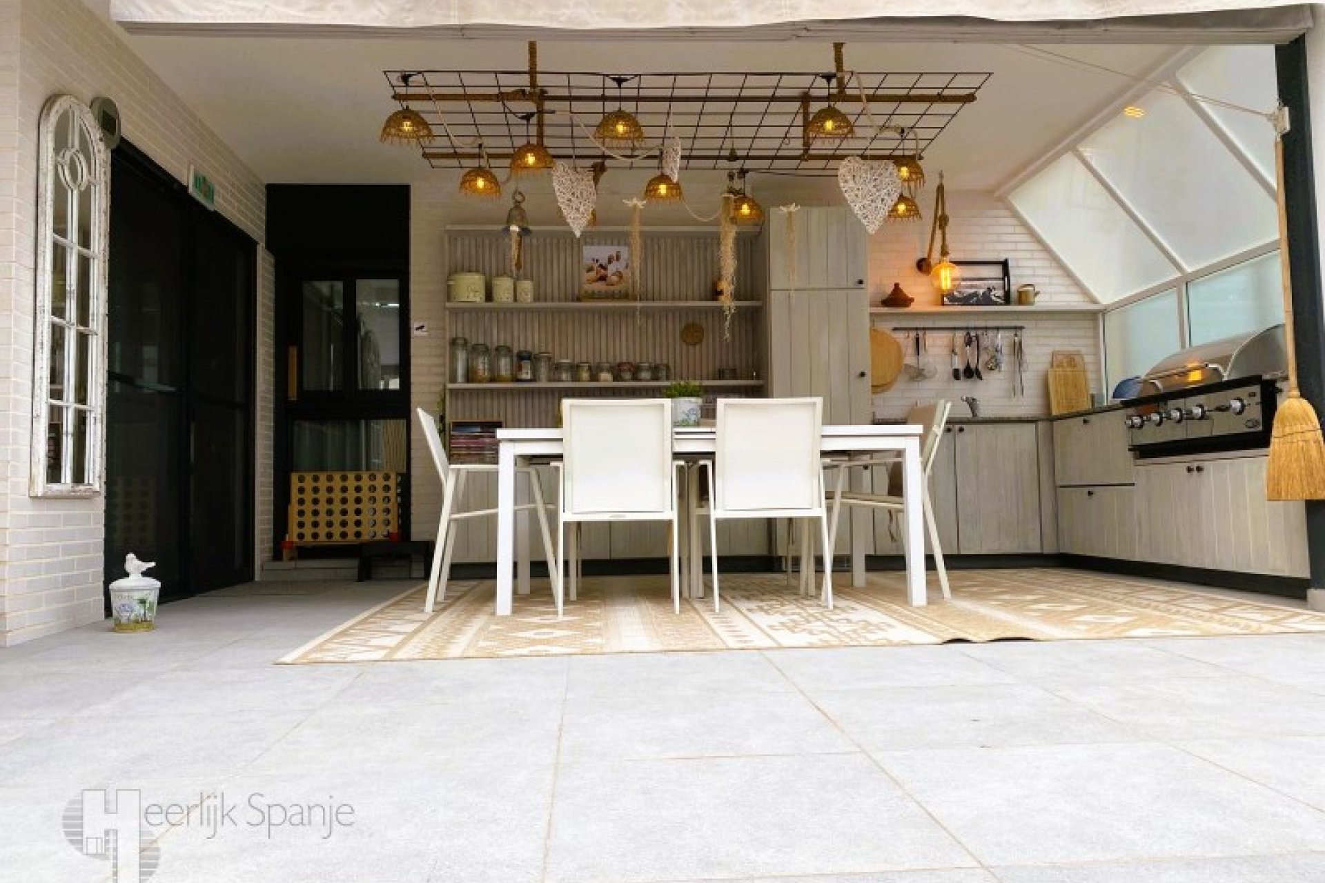 Ground-floor apartment with a 290-square-meter terrace near the beach in Guardamar del Segura