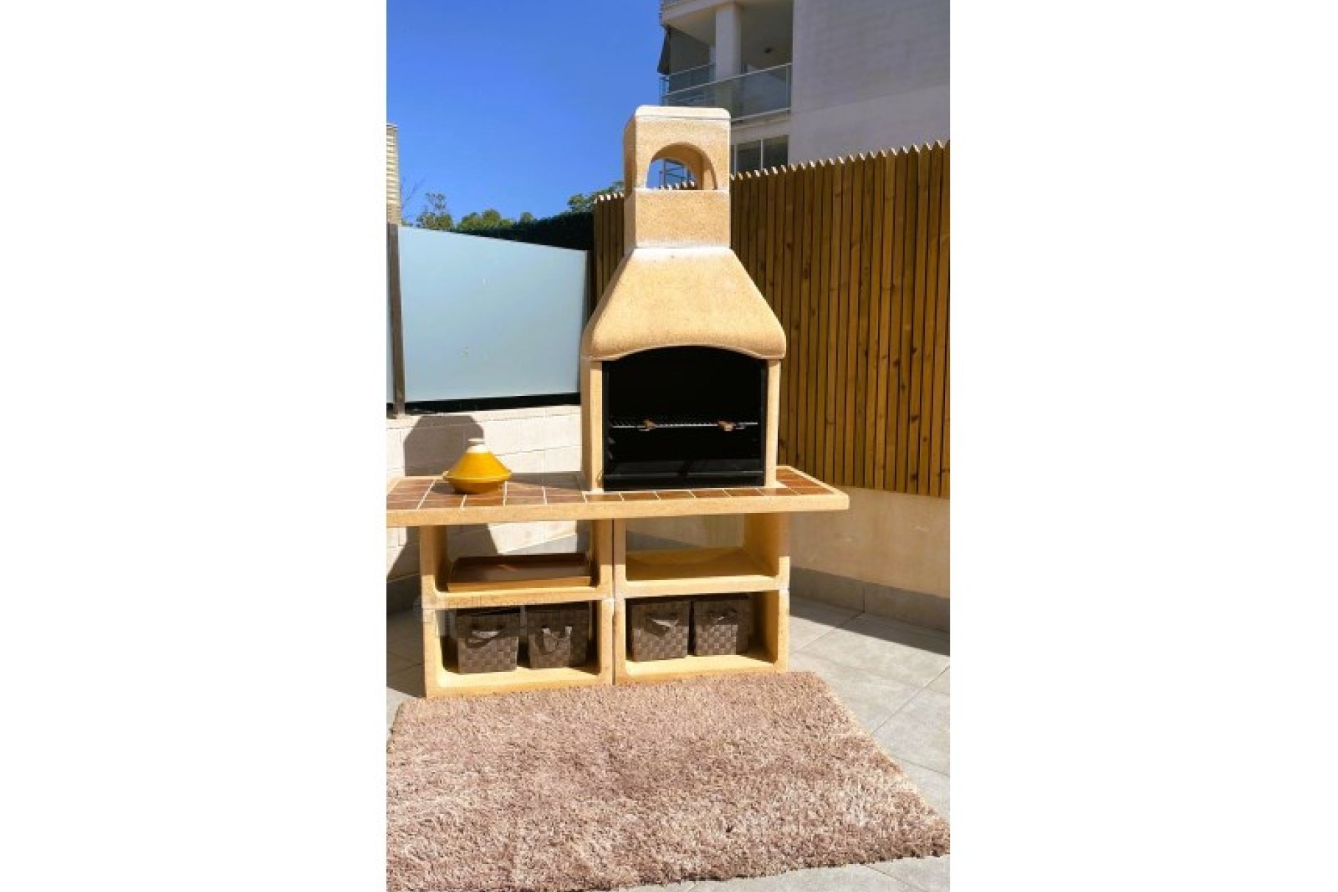 Ground-floor apartment with a 290-square-meter terrace near the beach in Guardamar del Segura