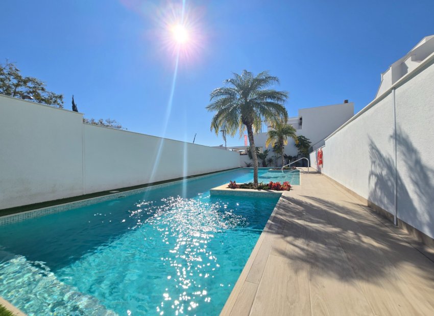 Ground-floor modern 2-bedroom apartment with a pool in Pilar de la Horadada