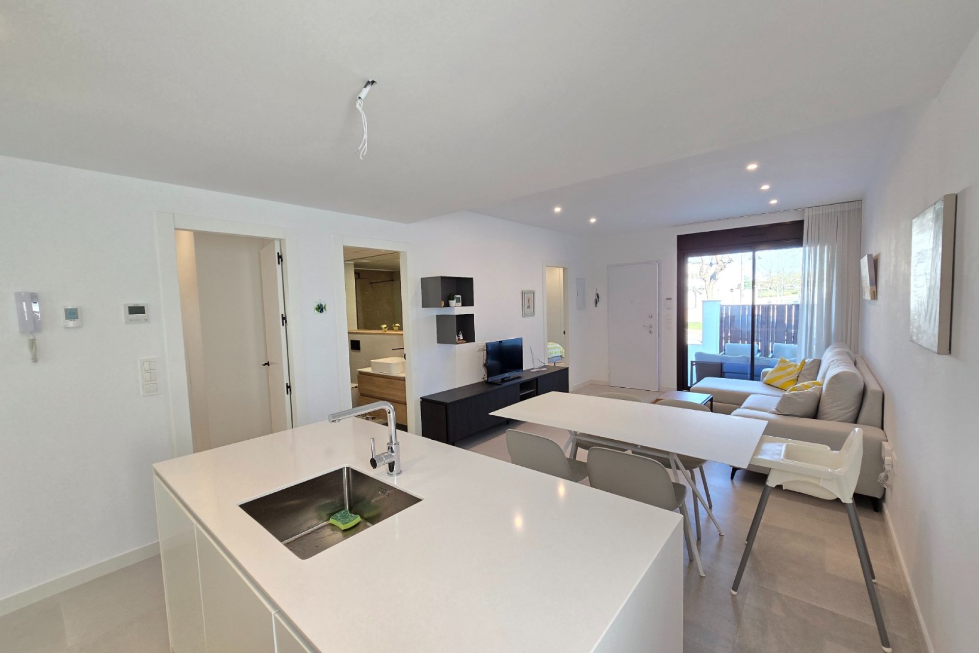 Ground-floor modern 2-bedroom apartment with a pool in Pilar de la Horadada