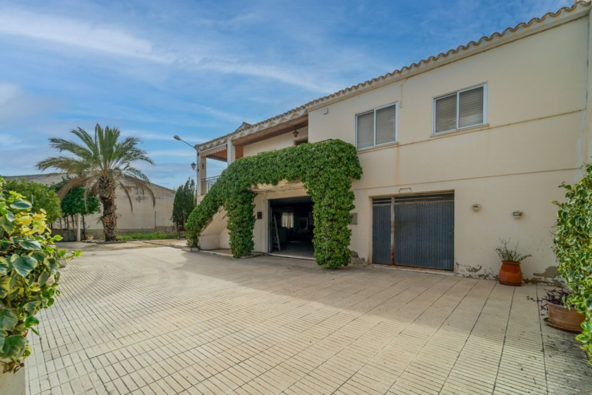 Halfvrijstaande villa met 4 slaapkamers, privé garage en tuin in Salinas, Costa Blanca