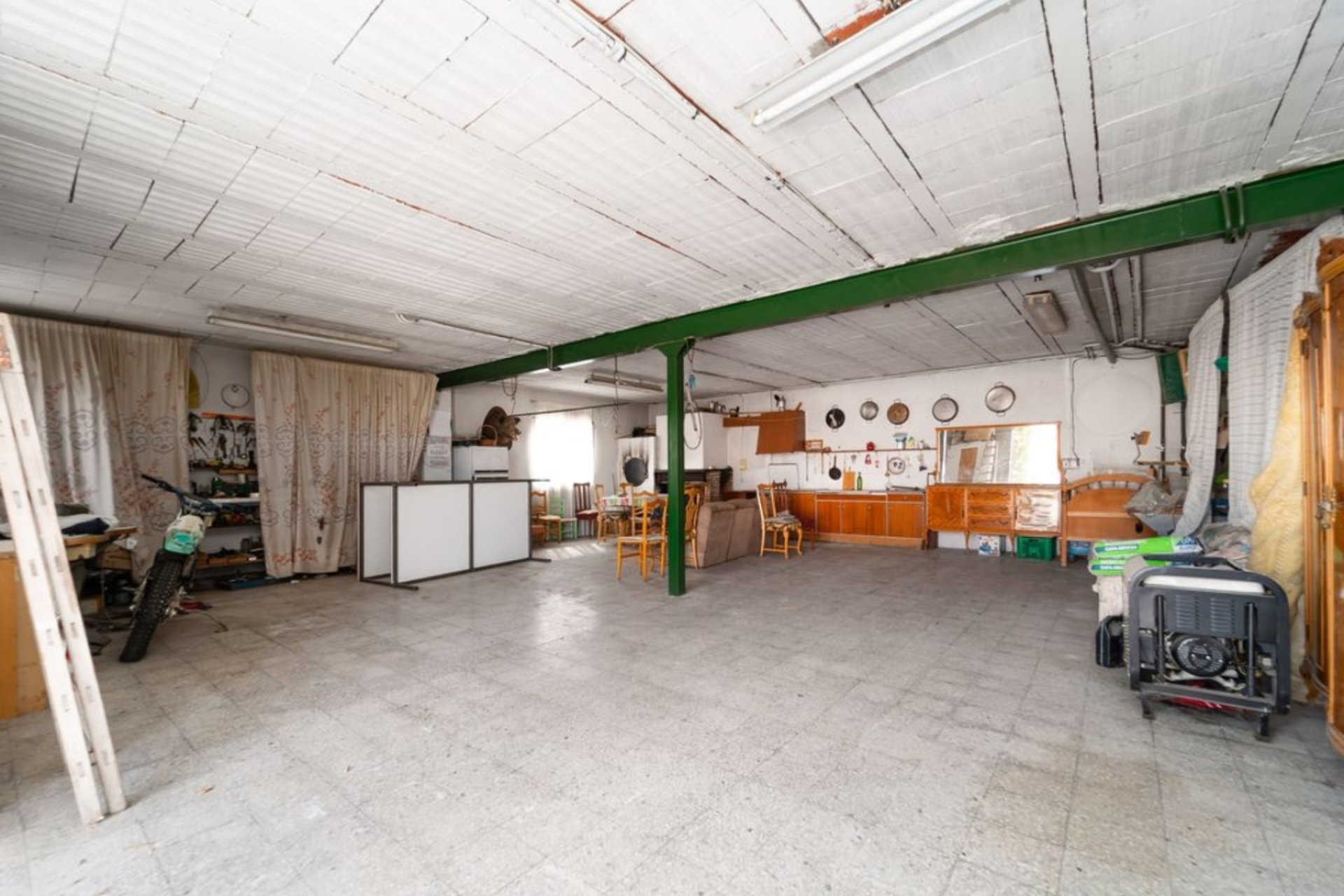 Halfvrijstaande villa met 4 slaapkamers, privé garage en tuin in Salinas, Costa Blanca