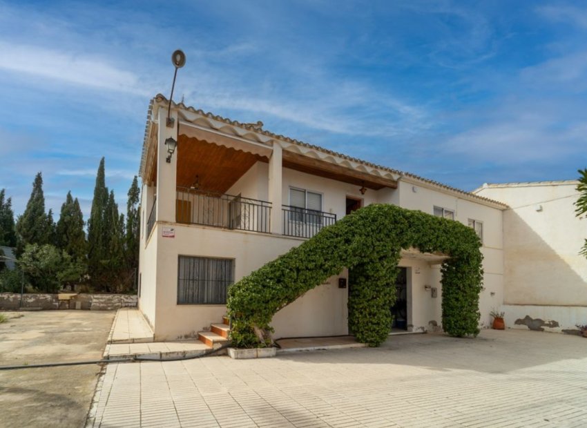 Halfvrijstaande villa met 4 slaapkamers, privé garage en tuin in Salinas, Costa Blanca