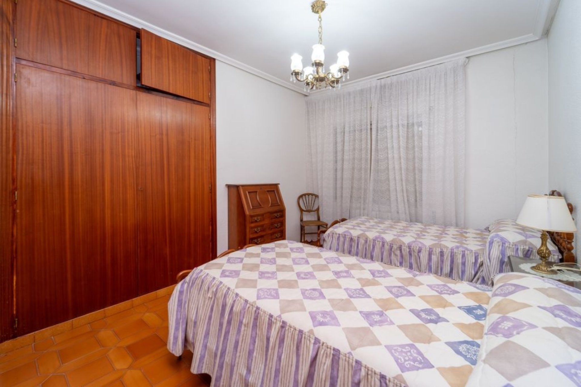 Halfvrijstaande villa met 4 slaapkamers, privé garage en tuin in Salinas, Costa Blanca