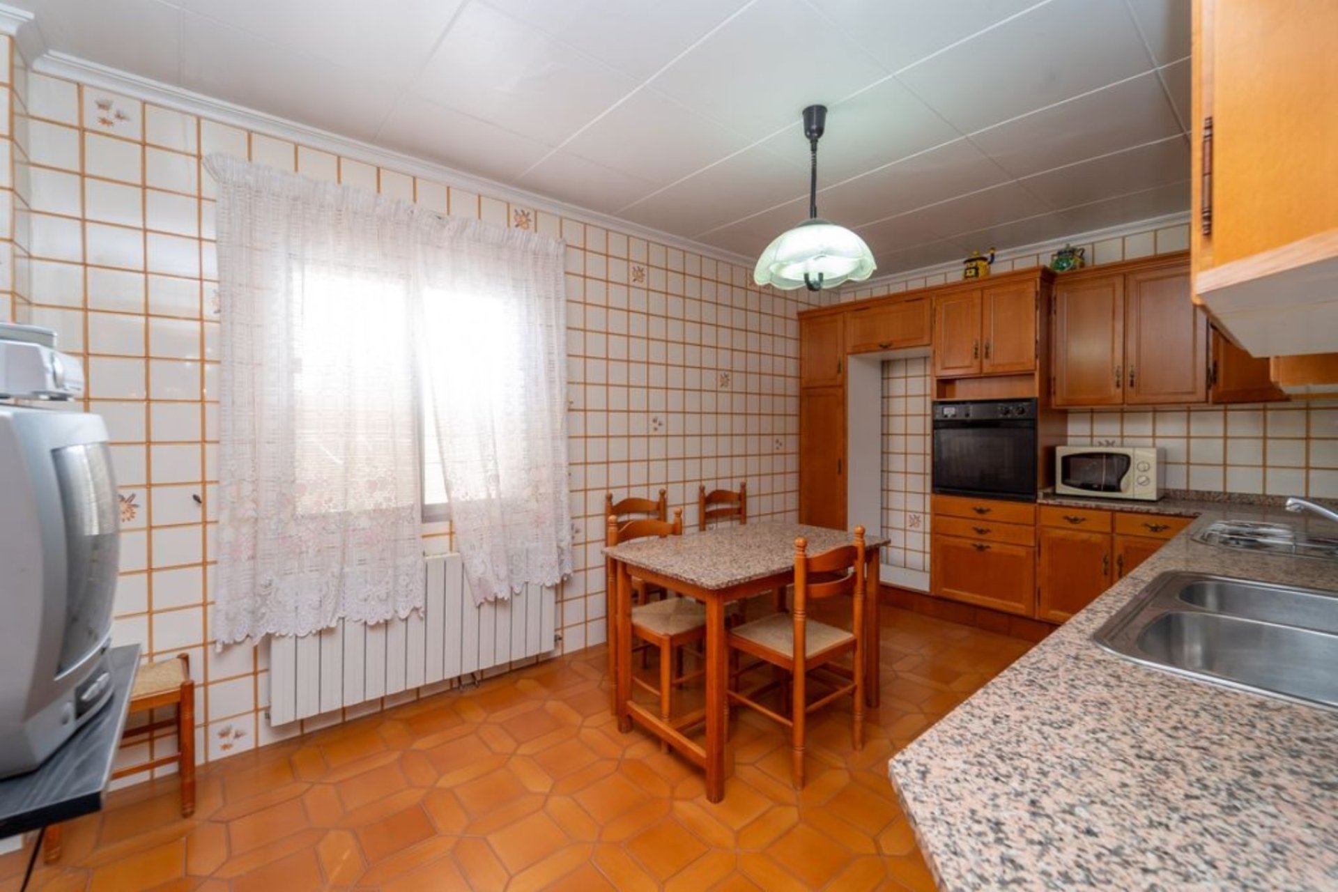 Halfvrijstaande villa met 4 slaapkamers, privé garage en tuin in Salinas, Costa Blanca