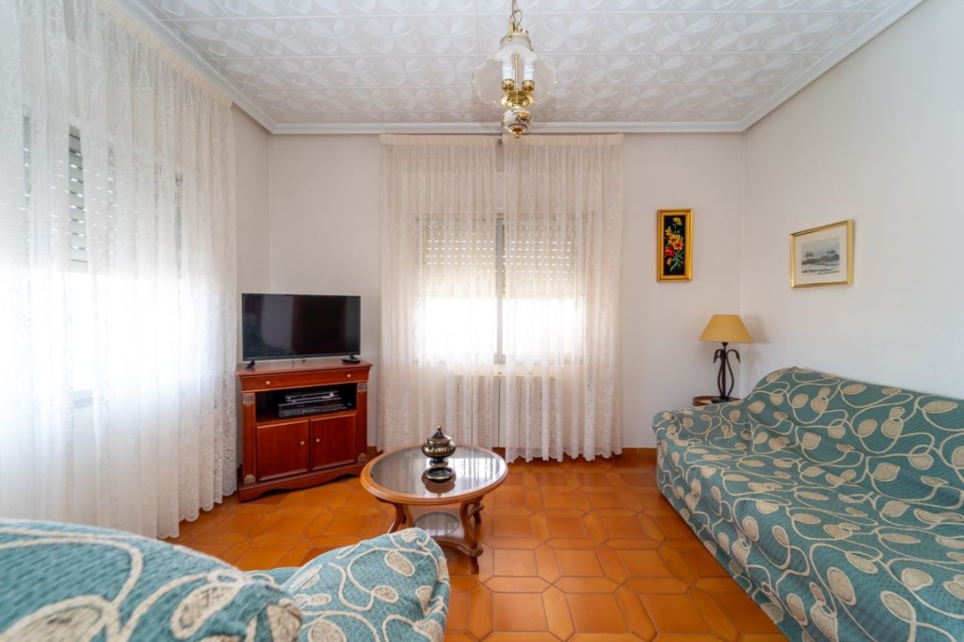 Halfvrijstaande villa met 4 slaapkamers, privé garage en tuin in Salinas, Costa Blanca