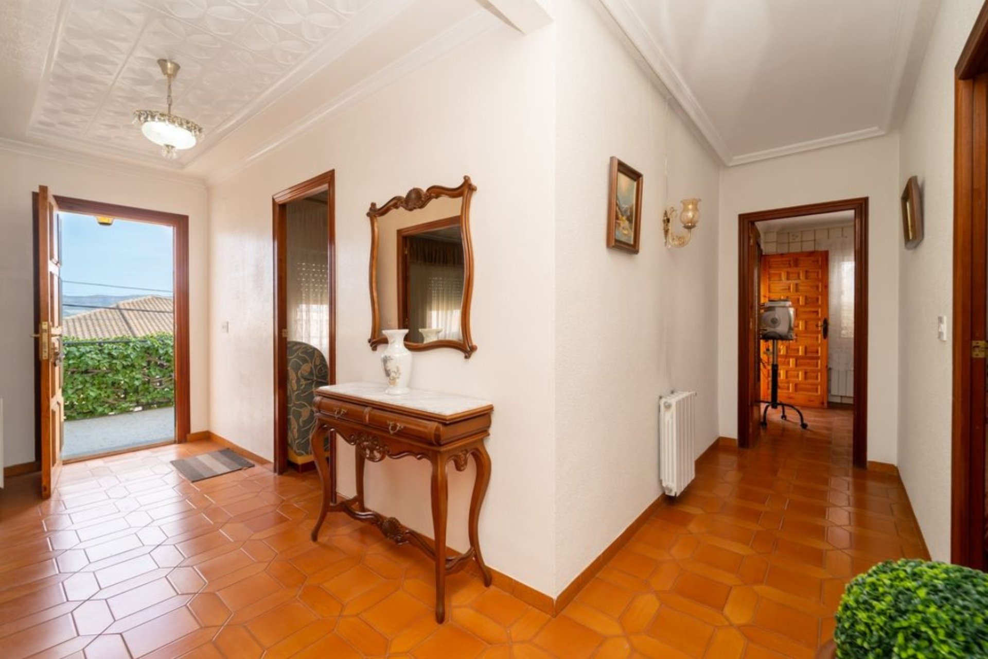 Halfvrijstaande villa met 4 slaapkamers, privé garage en tuin in Salinas, Costa Blanca