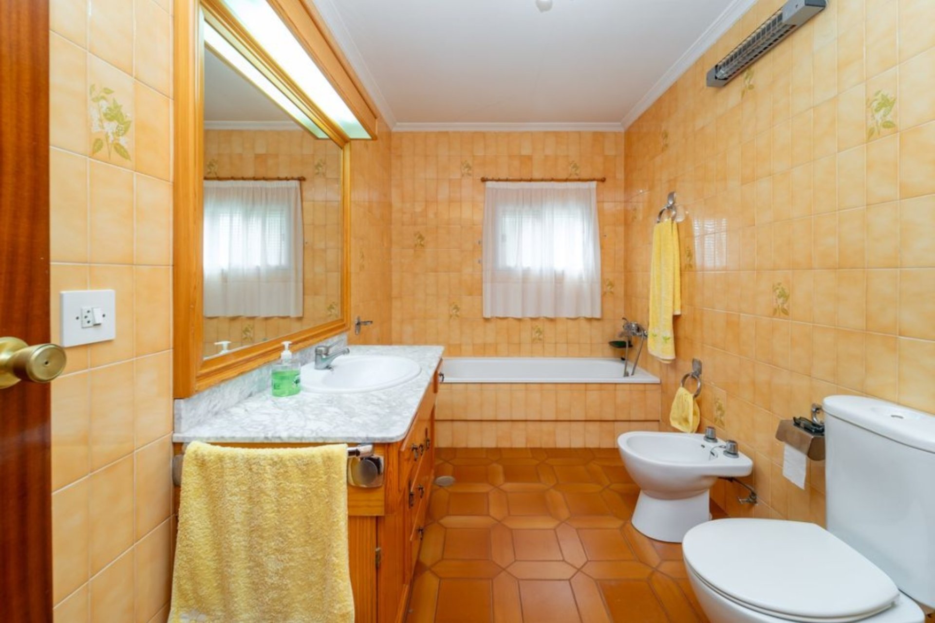 Halfvrijstaande villa met 4 slaapkamers, privé garage en tuin in Salinas, Costa Blanca