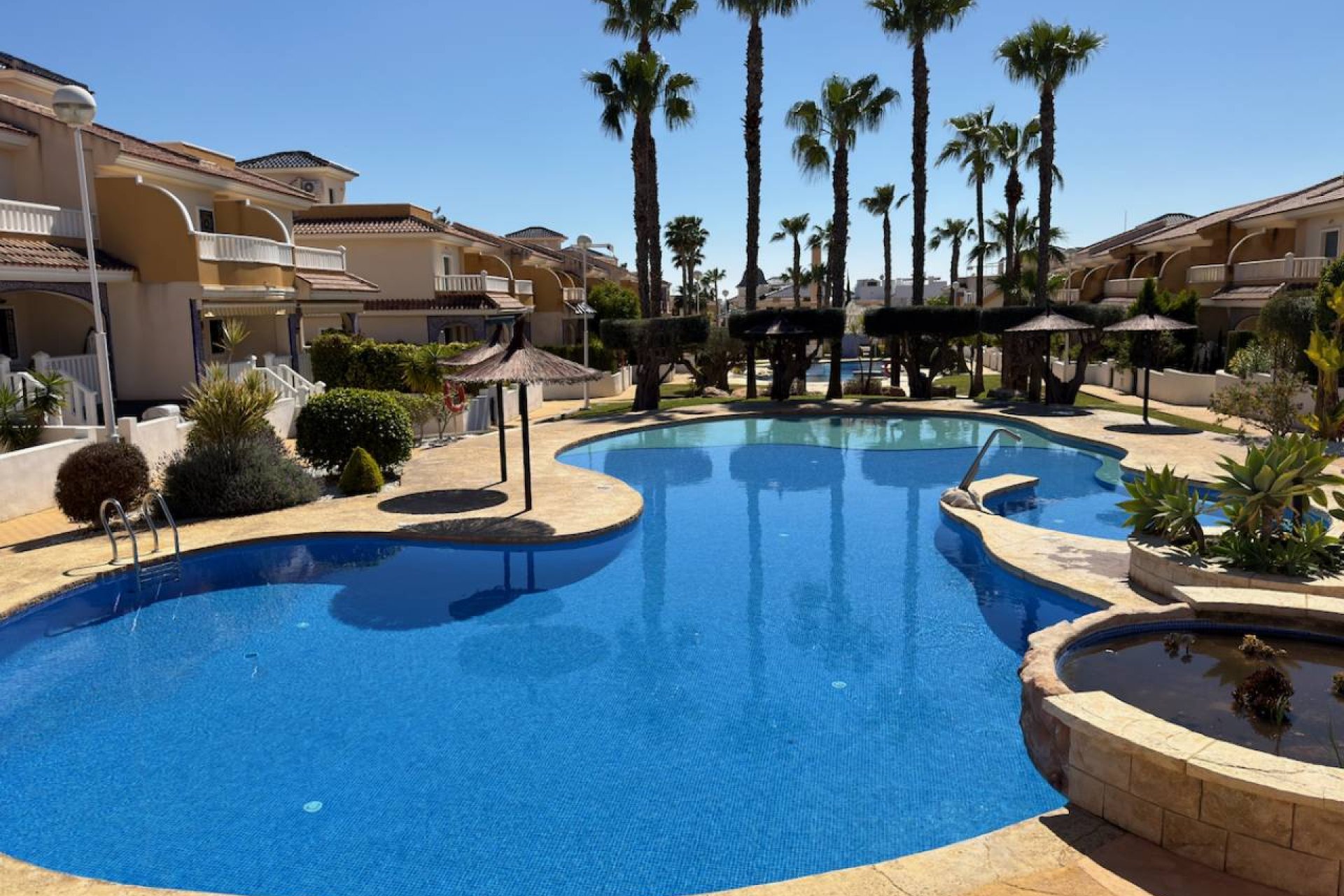 ﻿Elegant 2-bedroom apartment in Ciudad Quesada with a pool and garden