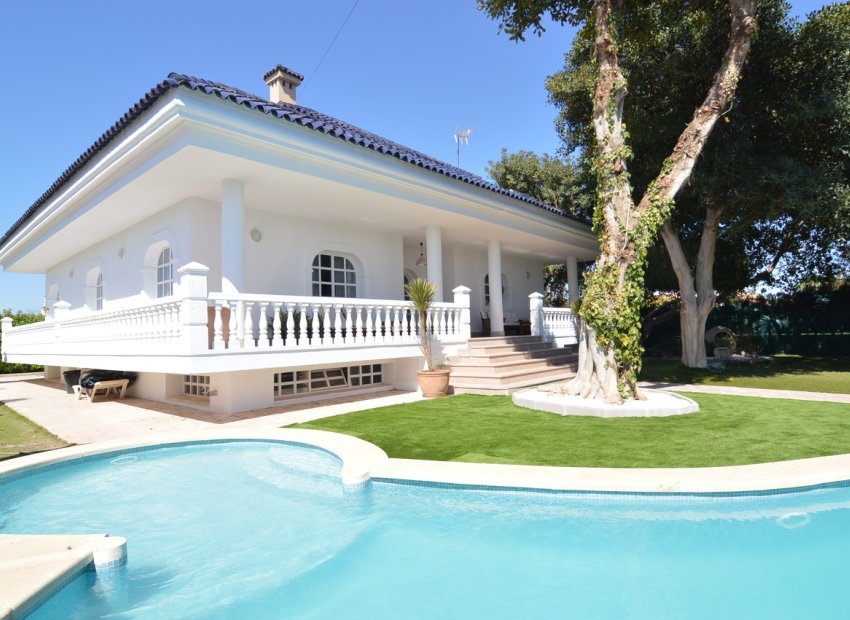 ﻿Luxuriously renovated villa with a pool and double garage in Torrevieja, 4 bedrooms