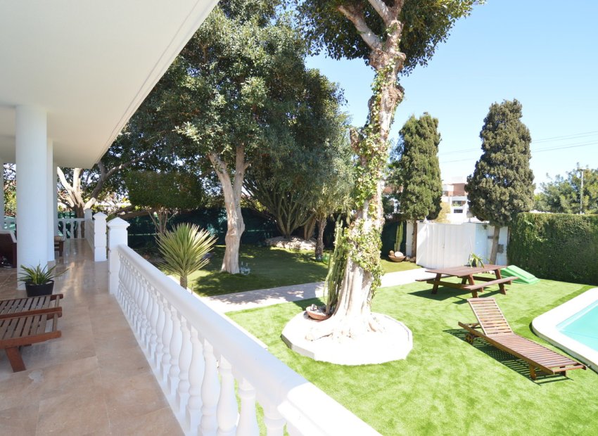 ﻿Luxuriously renovated villa with a pool and double garage in Torrevieja, 4 bedrooms