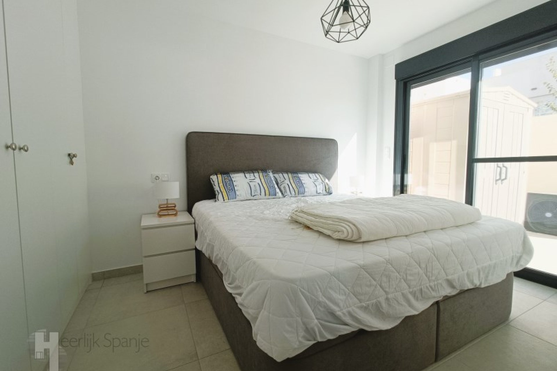 ﻿South-facing corner house with a private pool, 500 meters from the beach