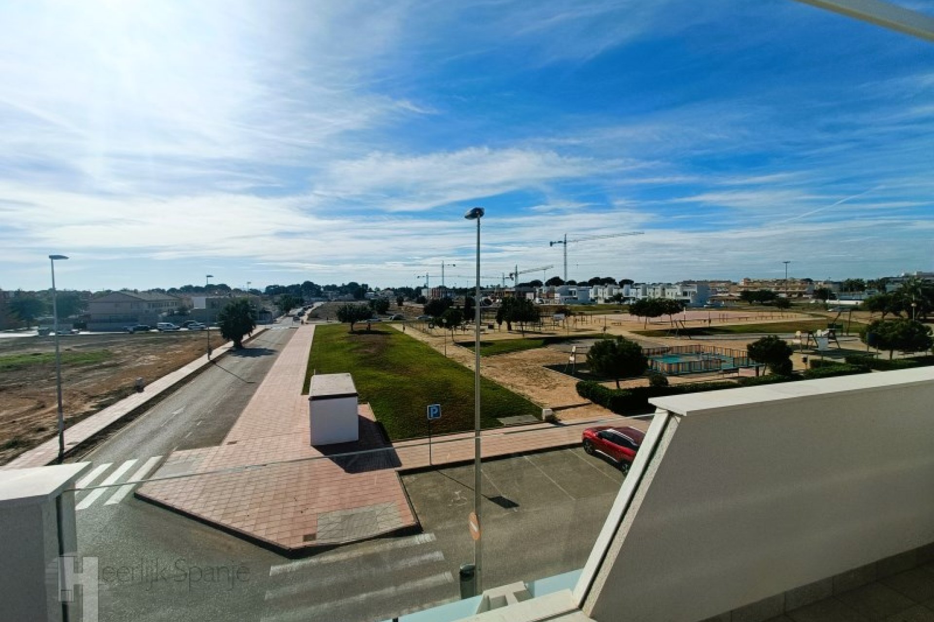 ﻿South-facing corner house with a private pool, 500 meters from the beach