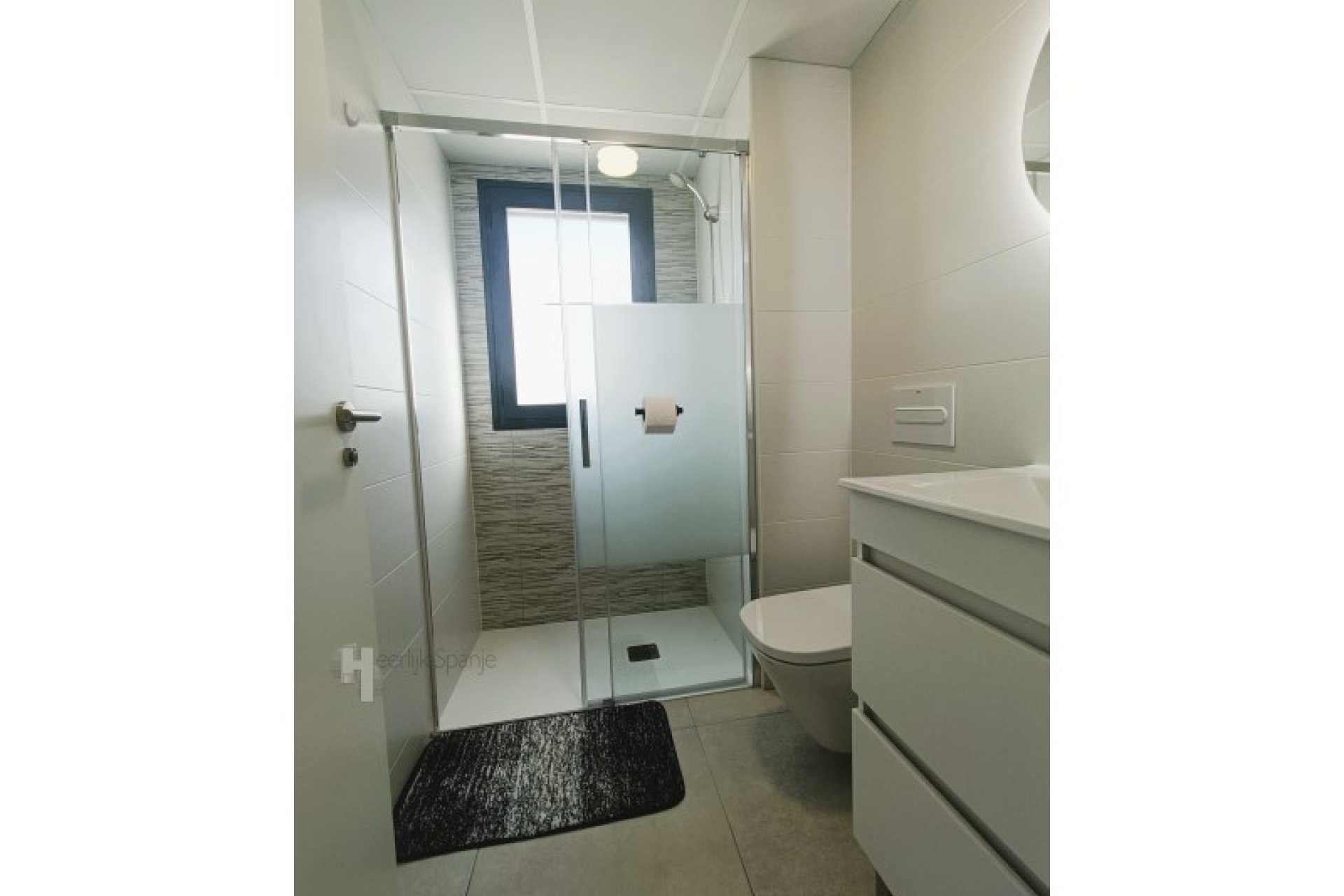 ﻿South-facing corner house with a private pool, 500 meters from the beach