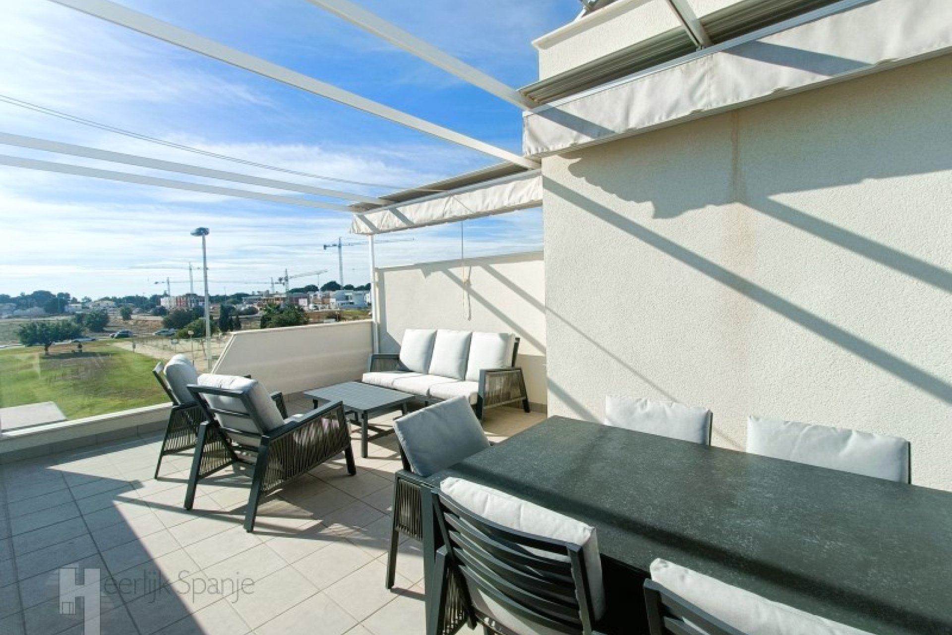 ﻿South-facing corner house with a private pool, 500 meters from the beach