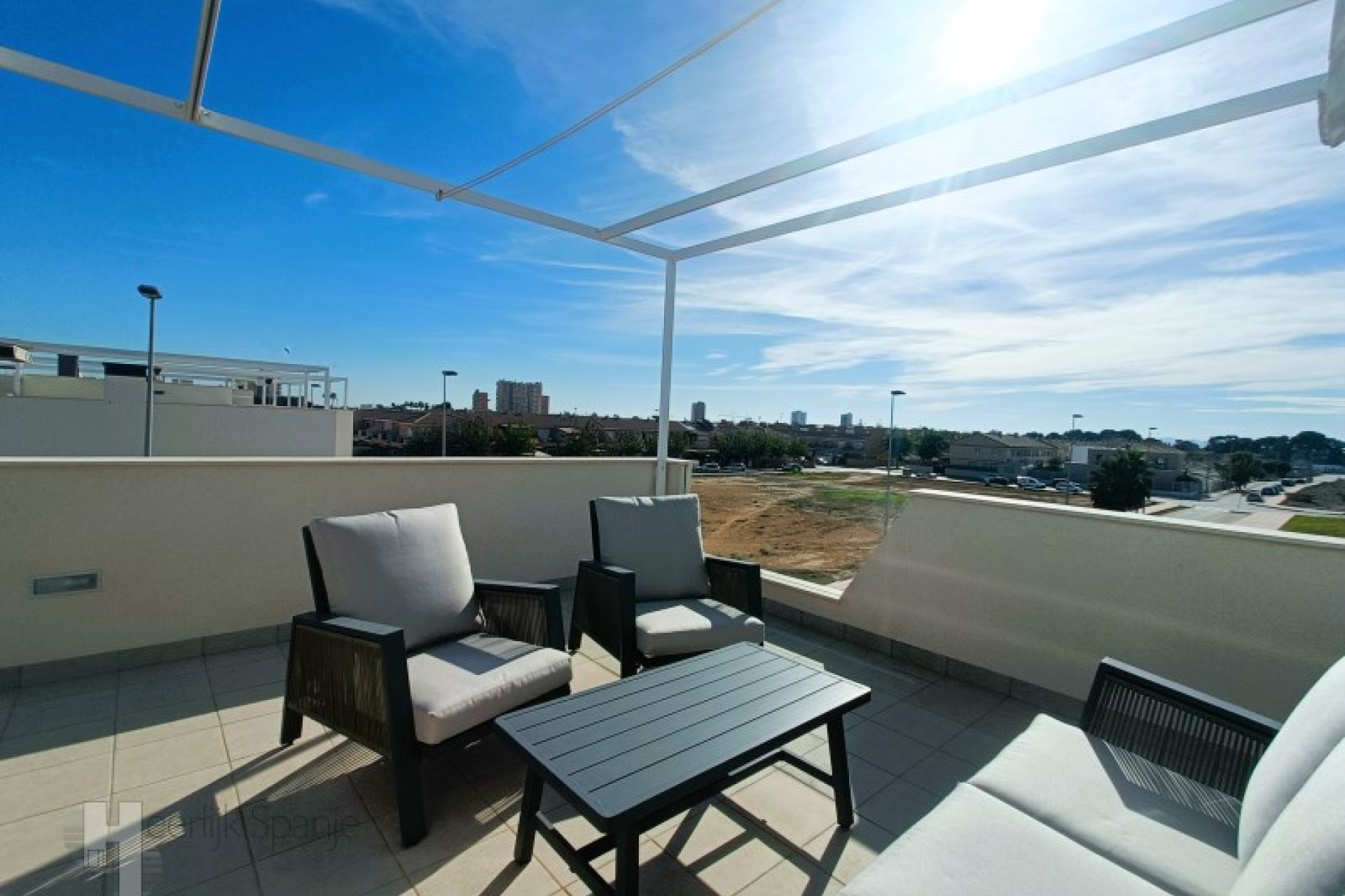 ﻿South-facing corner house with a private pool, 500 meters from the beach