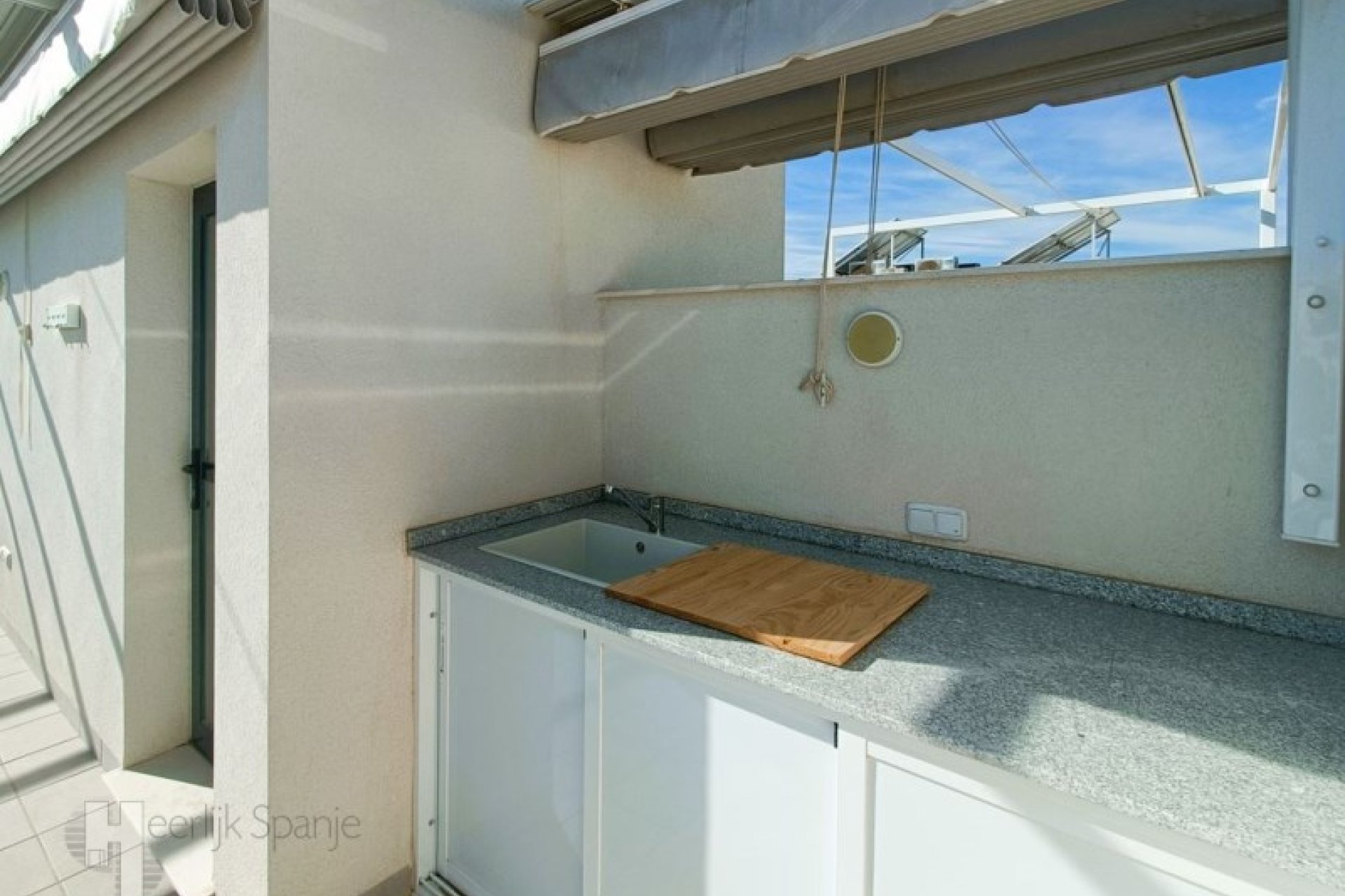 ﻿South-facing corner house with a private pool, 500 meters from the beach