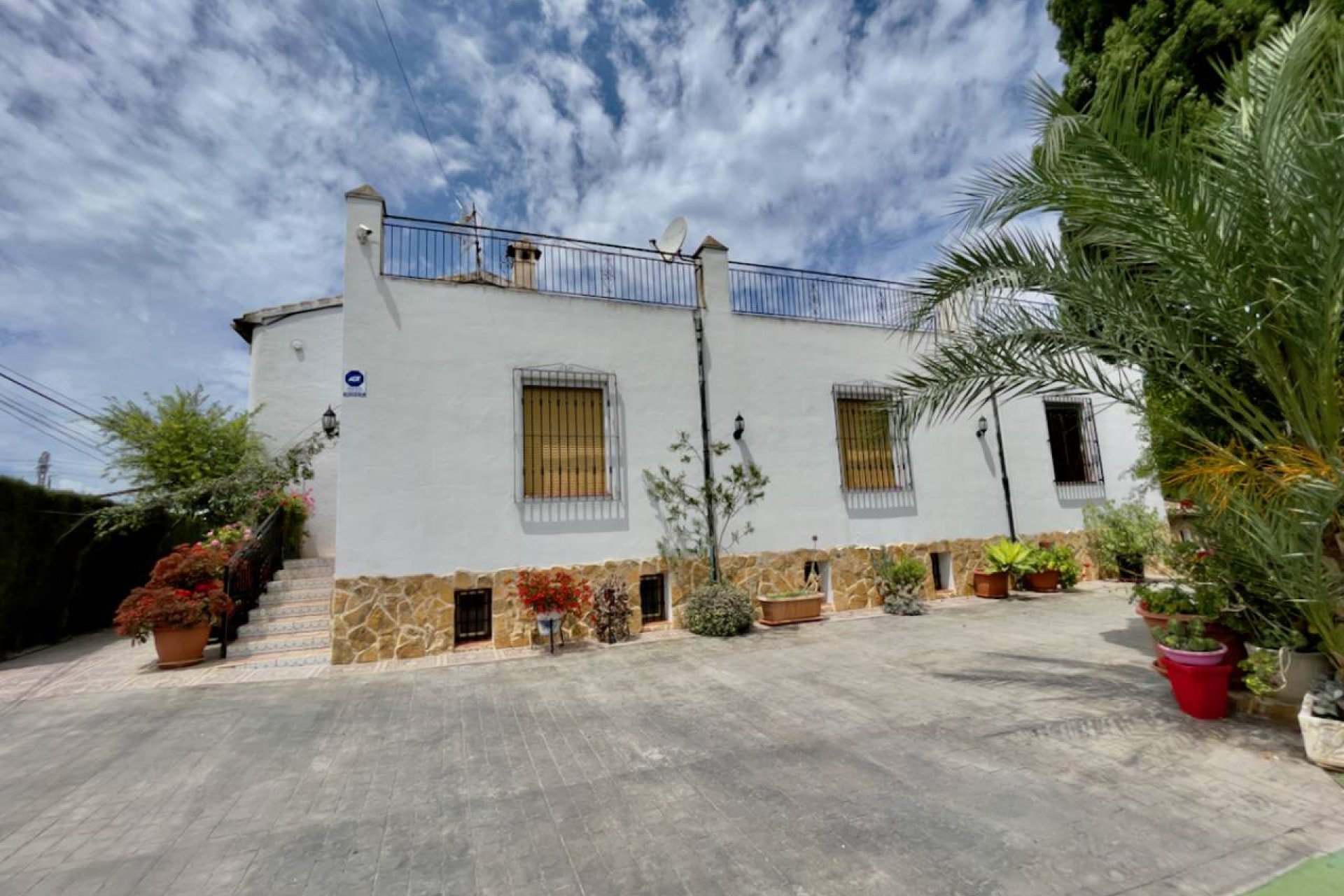 ﻿Unique finca for sale in Orihuela with 8 bedrooms, a private pool, and a large lot