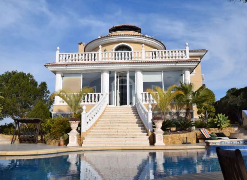 Impresionantes villas de estilo Palacial en Quesada