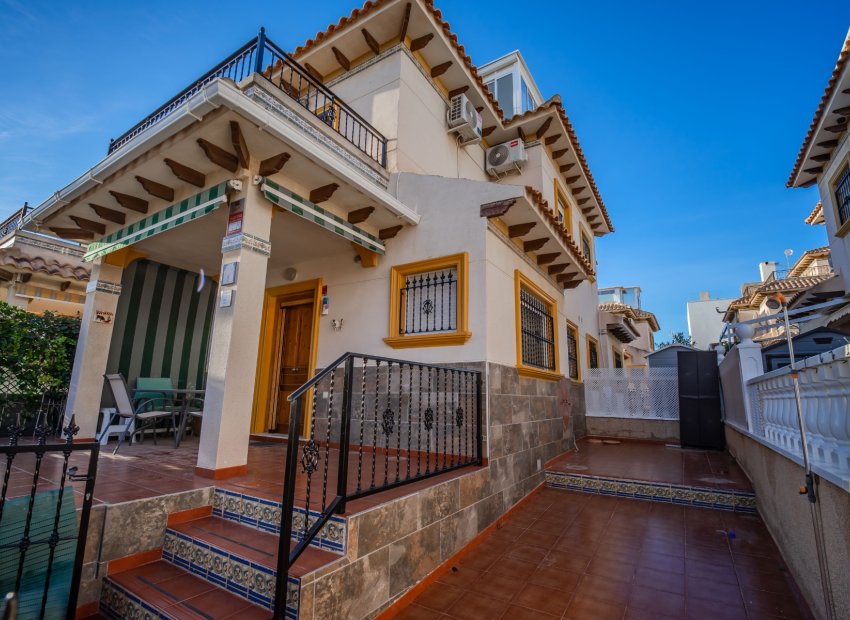 La Zenia: Instapklare villa met privézwembad, solarium en zeezicht, dichtbij strand