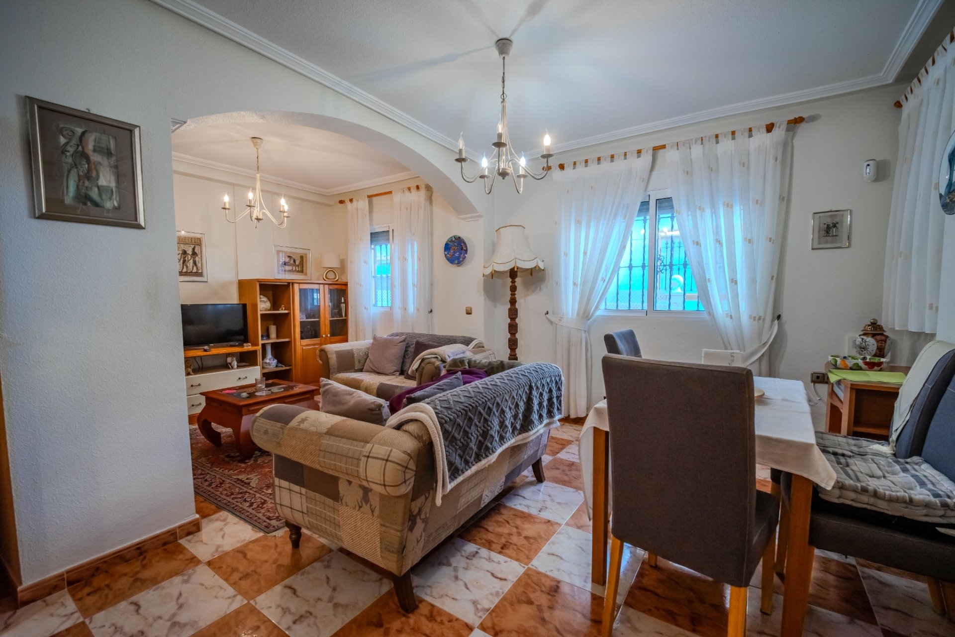 La Zenia: Instapklare villa met privézwembad, solarium en zeezicht, dichtbij strand