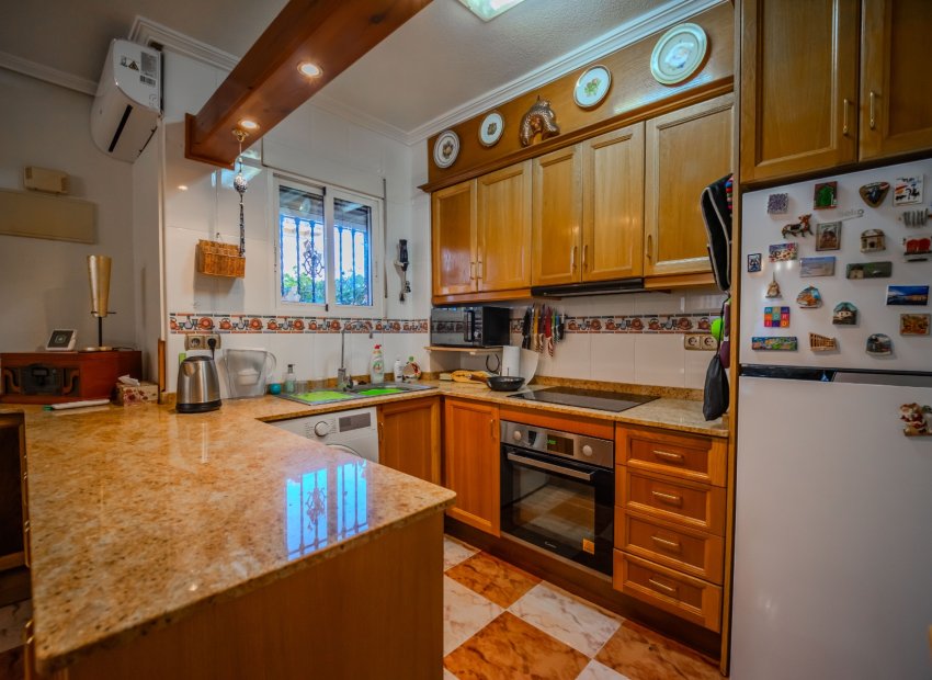 La Zenia: Instapklare villa met privézwembad, solarium en zeezicht, dichtbij strand