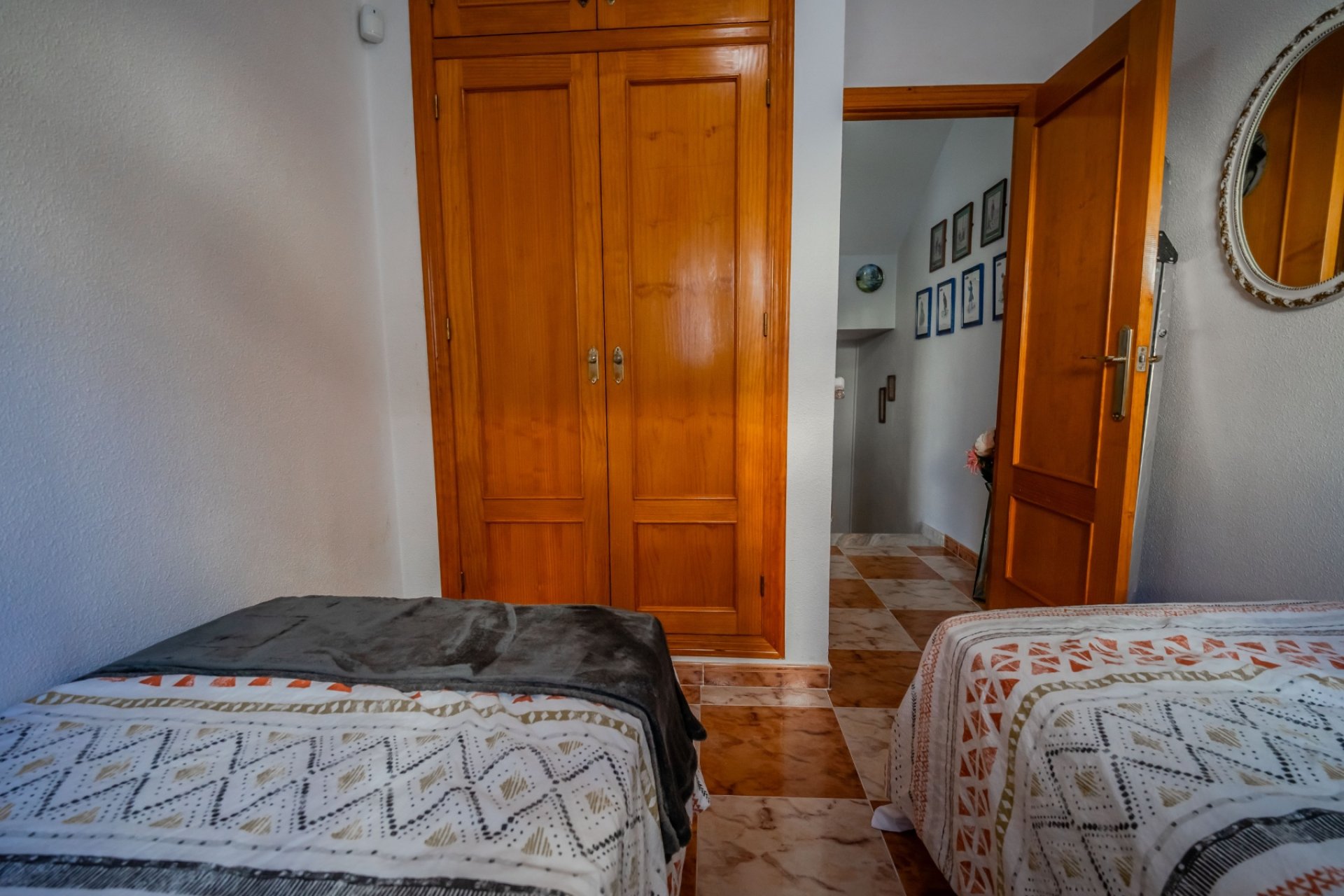 La Zenia: Instapklare villa met privézwembad, solarium en zeezicht, dichtbij strand