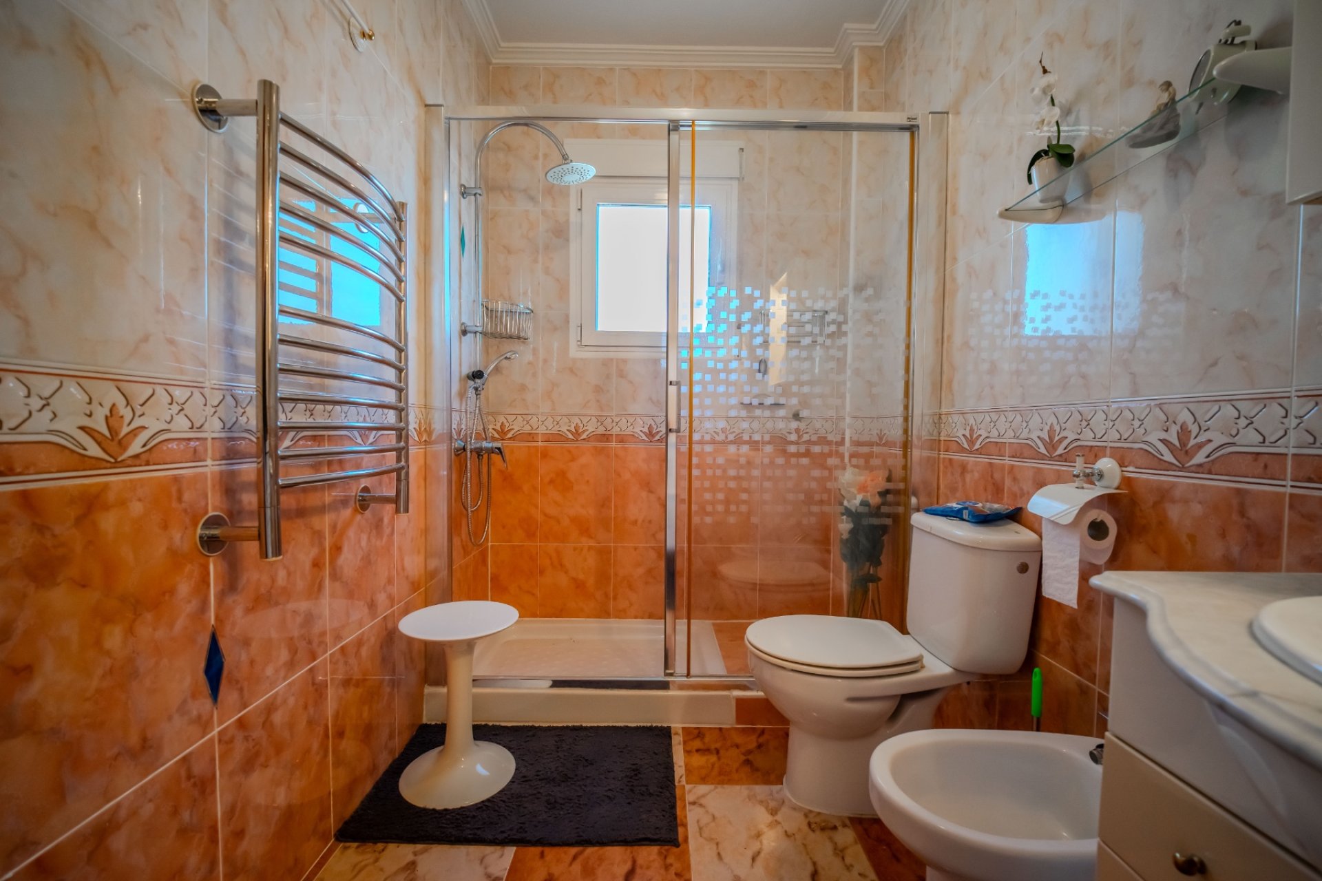 La Zenia: Instapklare villa met privézwembad, solarium en zeezicht, dichtbij strand